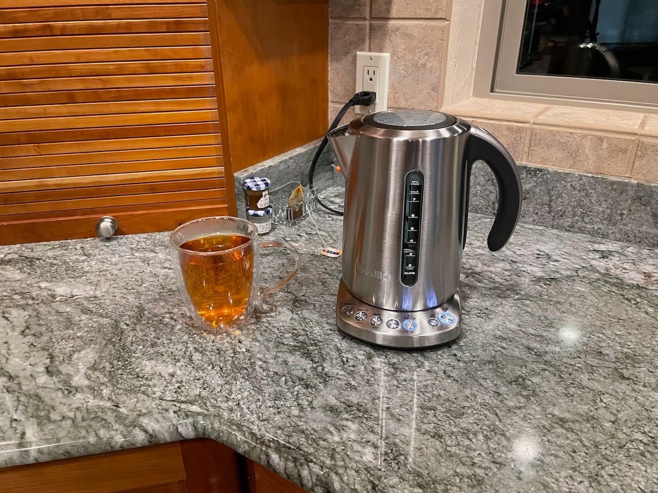 Breville BKE820XL IQ Kettle, 7 Cup, Brushed Stainless Steel, Variable Temperature customer photo 1