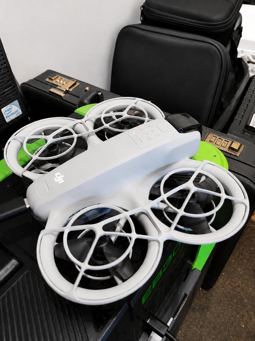 DJI Neo Mini Drone with 4K UHD Camera, 135g Self-Flying Drone, Palm Takeoff, Subject Tracking, QuickShots, Stabilized Video, Built-In Propeller Guard customer photo 1