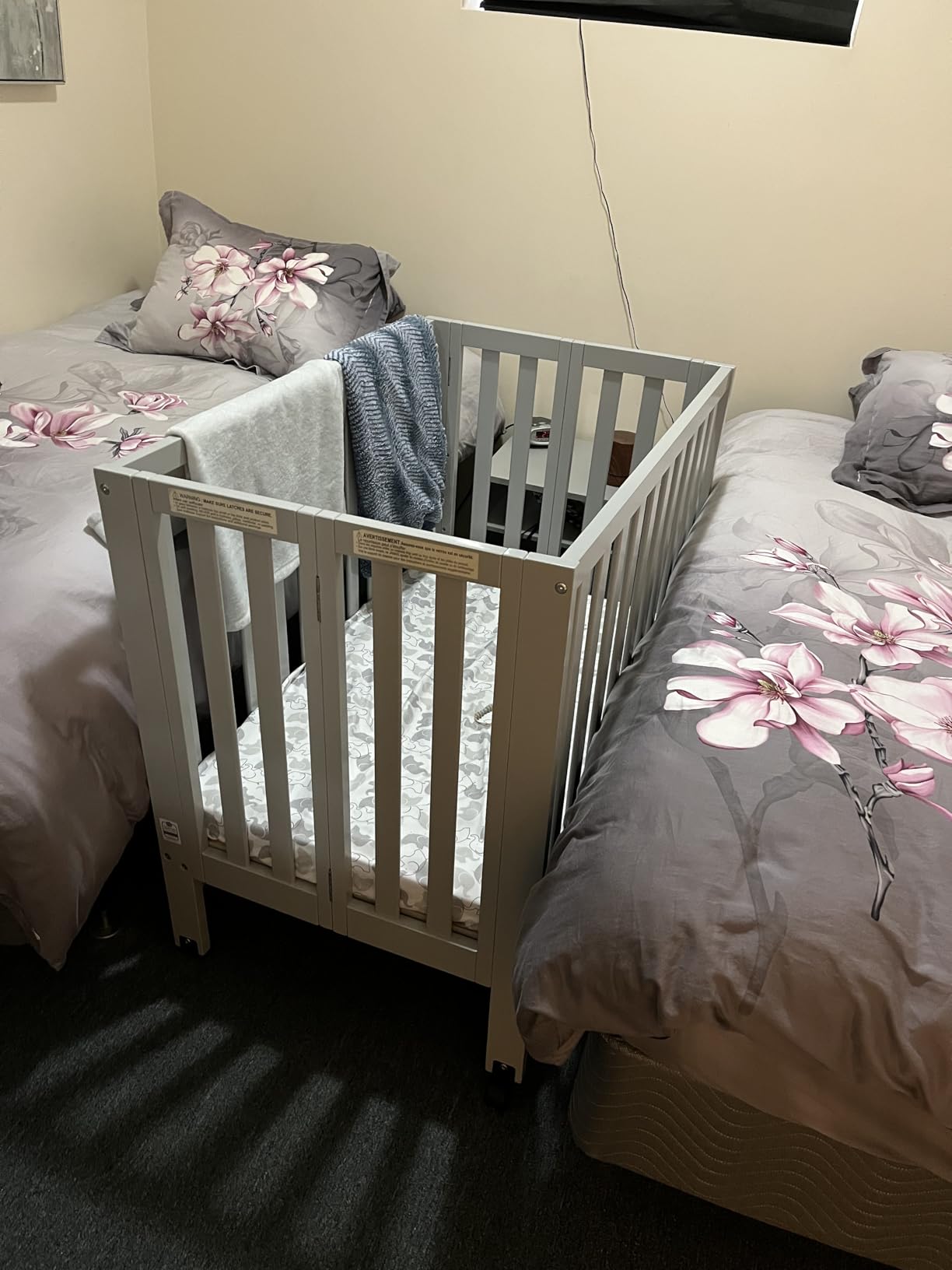 Dream On Me Jett Mini Folding Baby Crib in Pebble Grey, GreenGuard Gold & BSA, Lightweight & Portable, Patented Flat Folding System, Small Spaces & Travel, 1.5