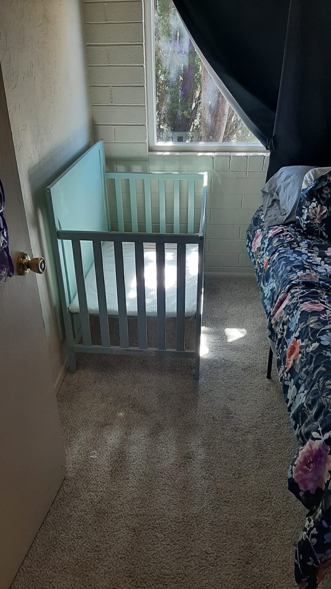 Dream On Me Bellport 4-in-1 Convertible Mini Baby Crib, Compact Design in Safari Green, GreenGuard Gold & BSA, Non-Toxic, Pinewood, Converts to Mini Daybed & Twin Bed, 1