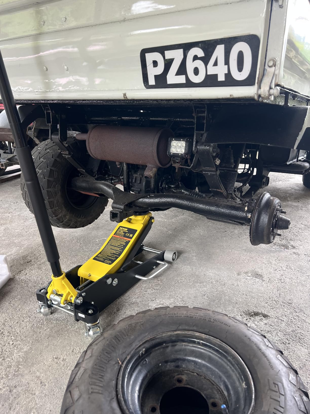 VEVOR 2.5 Ton Low Profile, Heavy-Duty Steel Racing Floor Jack with Dual Pistons Quick Lift Pump, Lifting Range 3.64