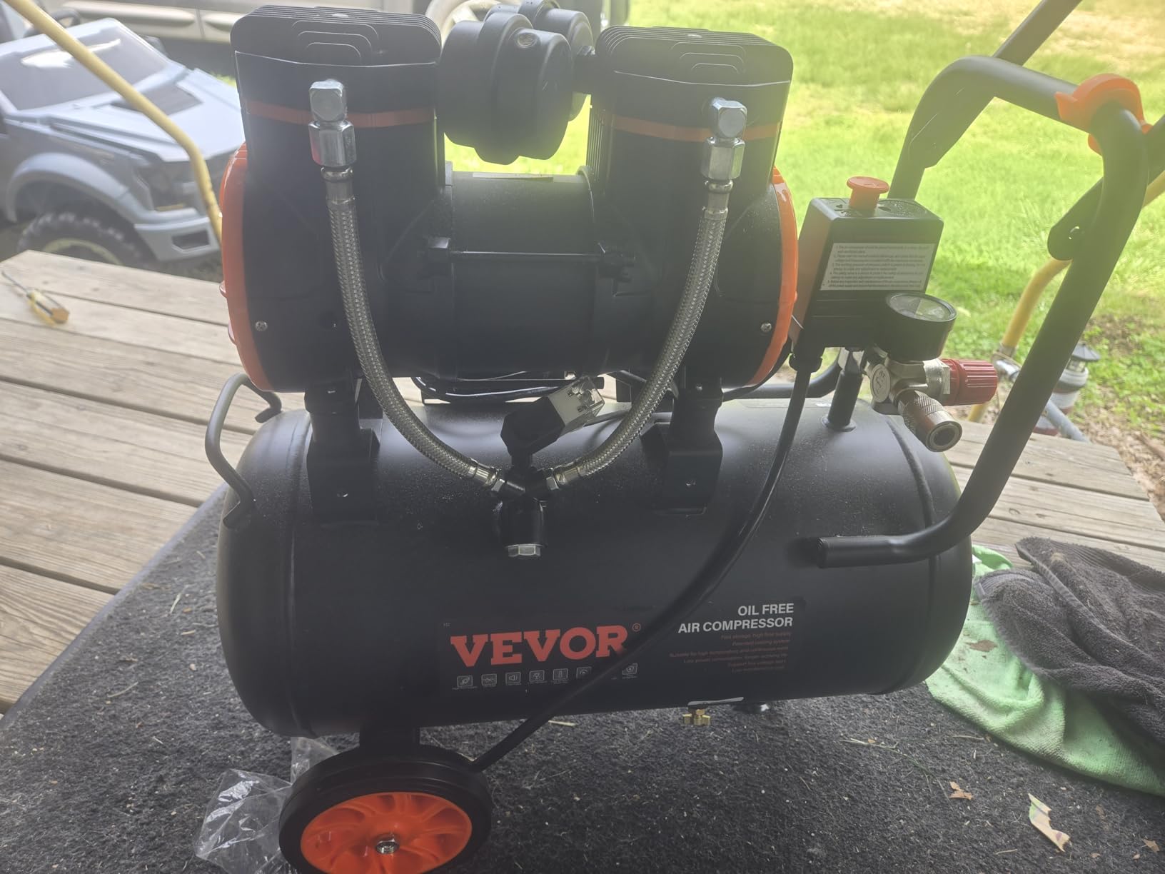 VEVOR 6.3 Gallon Air Compressor, 2 HP 3.35 CFM@90PSI with Max 116PSI Pressure, Oil Free Compressor Tank for Auto Repair, Tire Inflation, Spray Painting, Woodwork Nailing customer photo 2
