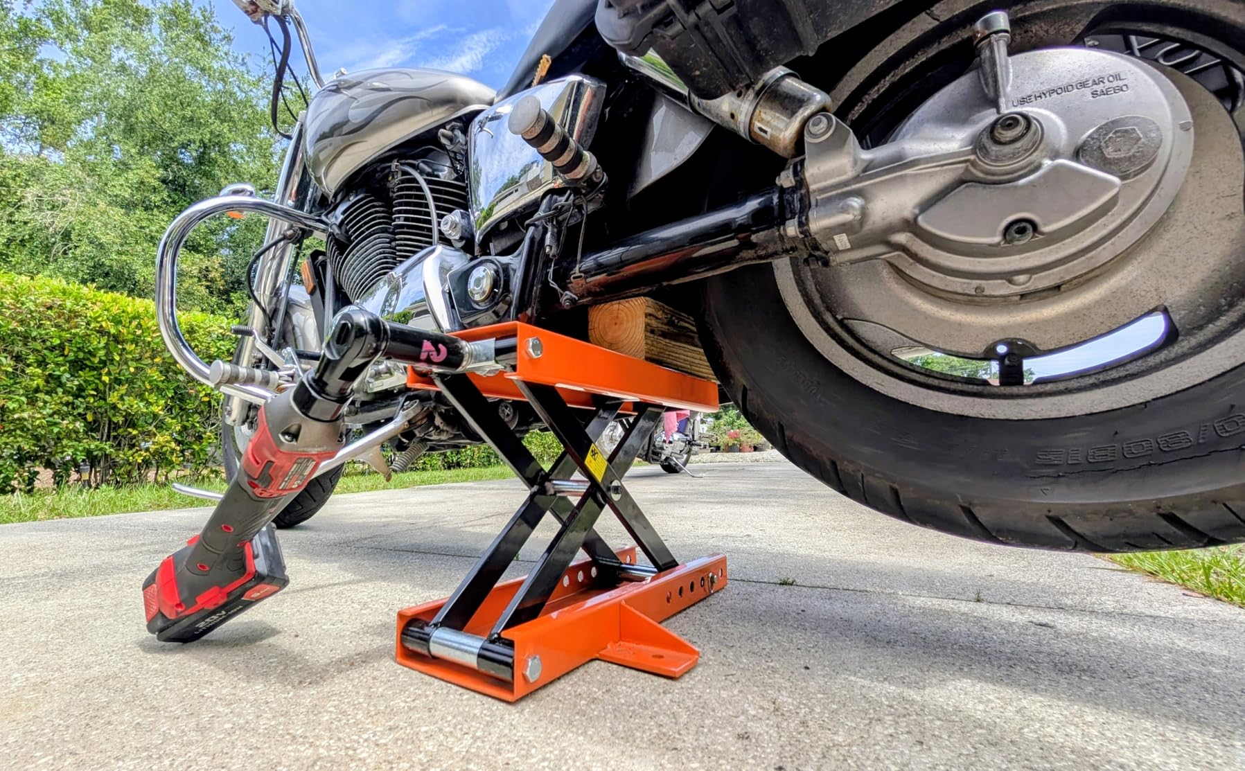 VEVOR Motorcycle Lift, 1100 LBS Motorcycle Center Scissor Lift Jack with Saddle & Safety Pin, Steel Motorcycle Jack Hoist Stand for Street Bikes, Cruiser Bikes, Touring Motorcycles customer photo 1