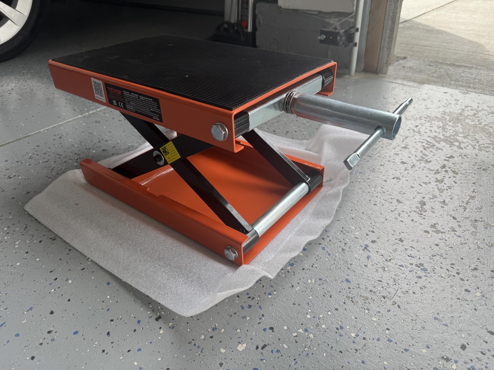 VEVOR Motorcycle Lift, 1100 LBS Motorcycle Center Scissor Lift Jack with Saddle & Safety Pin, Steel Motorcycle Jack Hoist Stand for Street Bikes, Cruiser Bikes, Touring Motorcycles customer photo 2