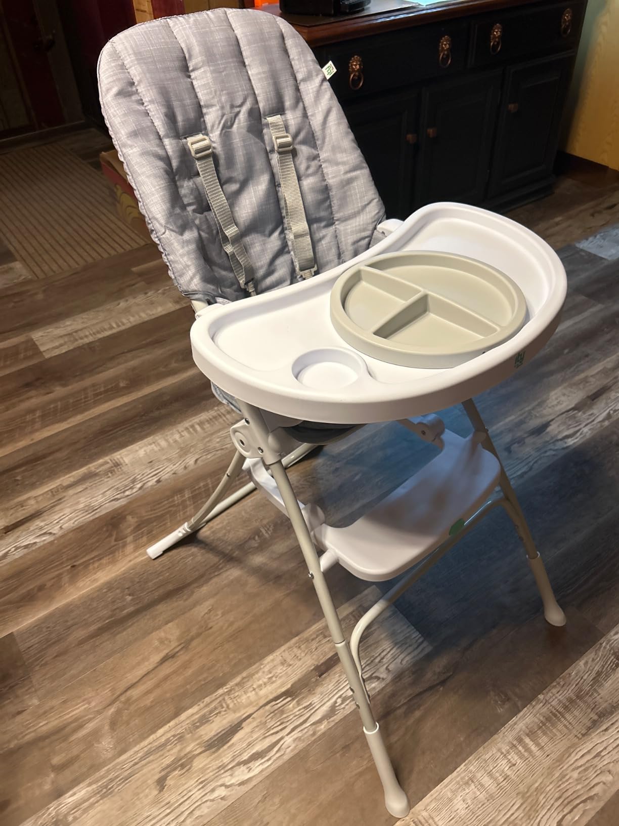 Ingenuity Sun Valley Compact Folding High Chair, Food-Grade Safe Plate, Safety Harness, for Ages 6 Months and Up, Unisex - Grey customer photo 1