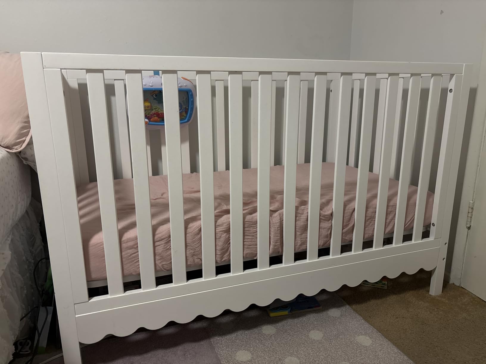 Davinci Sammy Scallop 4-in-1 Convertible Baby Crib, White | GREENGUARD Gold Certified, Converts to Toddler Bed & Daybed & Full-Size Bed, 4 Adjustable Mattress Heights - Easy to Assemble customer photo 1