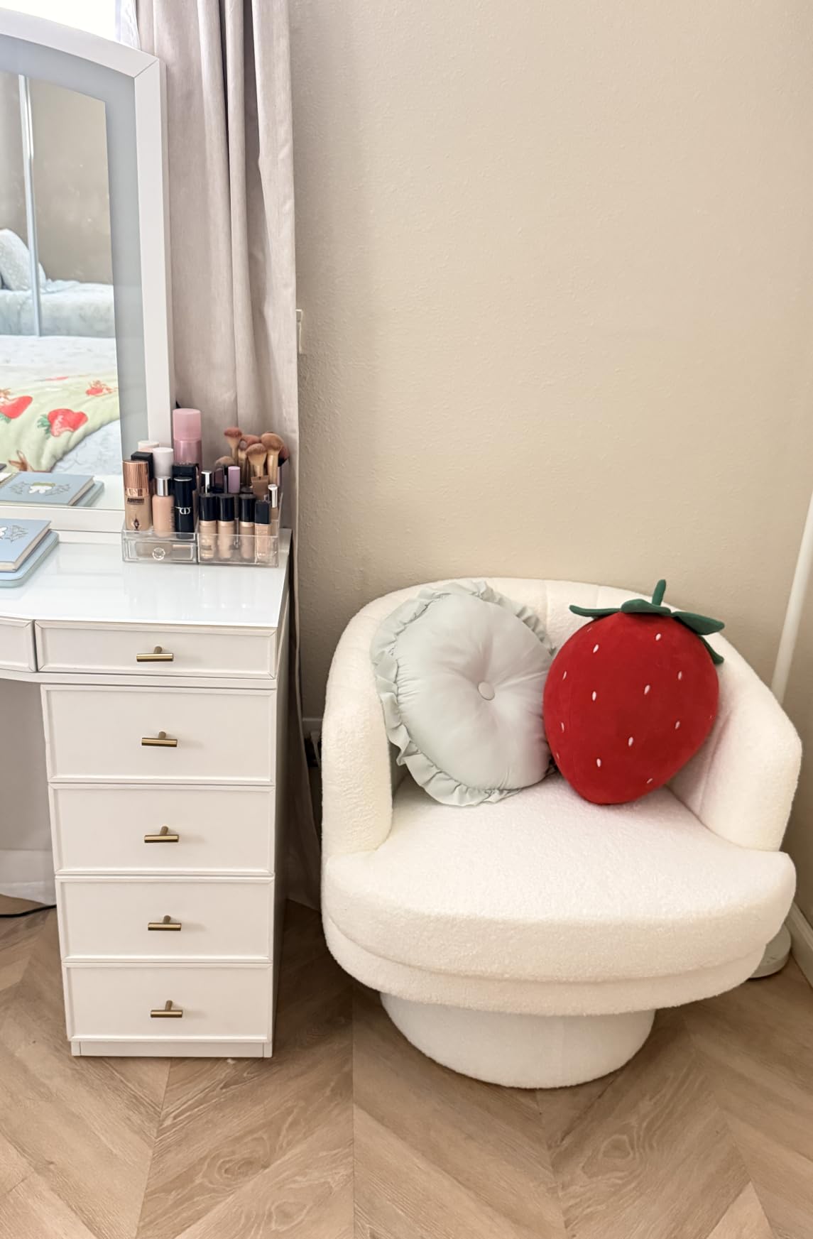 CANMOV Swivel Accent Chair with Armrest, Modern 360 Degree Swivel Barrel Chair with Curve Back and Soft Cushion,Comfy Round Sherpa Teddy Armchair Single Sofa for Living Room,Bedroom,Waiting Room,Beige customer photo 2