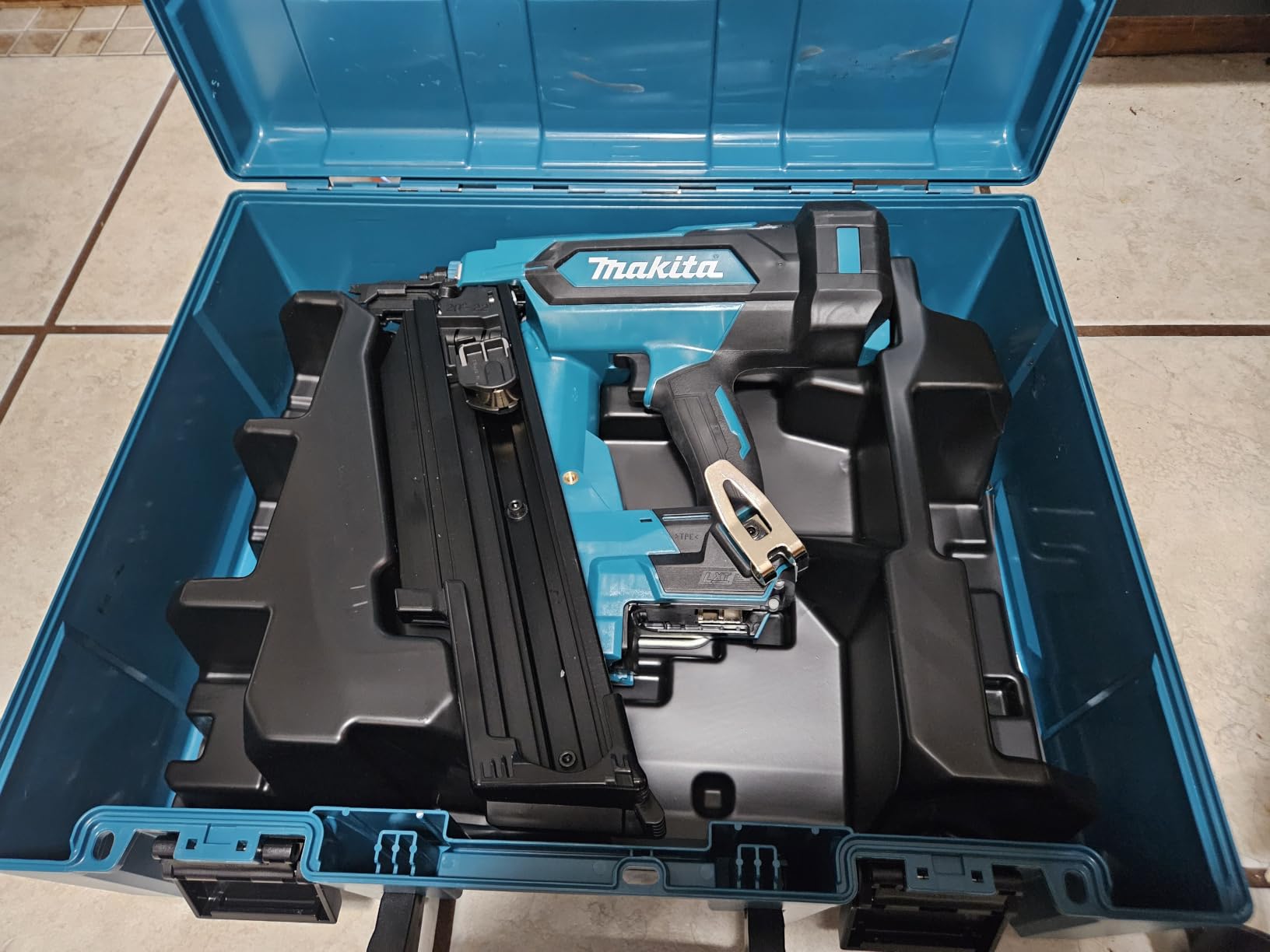 Makita XNB03Z 18V LXT Lithium-Ion Cordless 21º Full Round Head 3-1/2