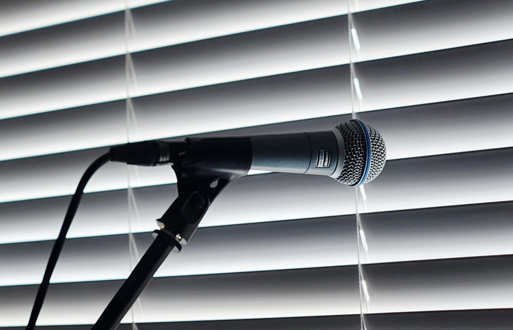 Shure BETA 58A Vocal Microphone - Supercardioid Dynamic Mic for Stage and Studio with A25D Adjustable Stand Adapter customer photo 2