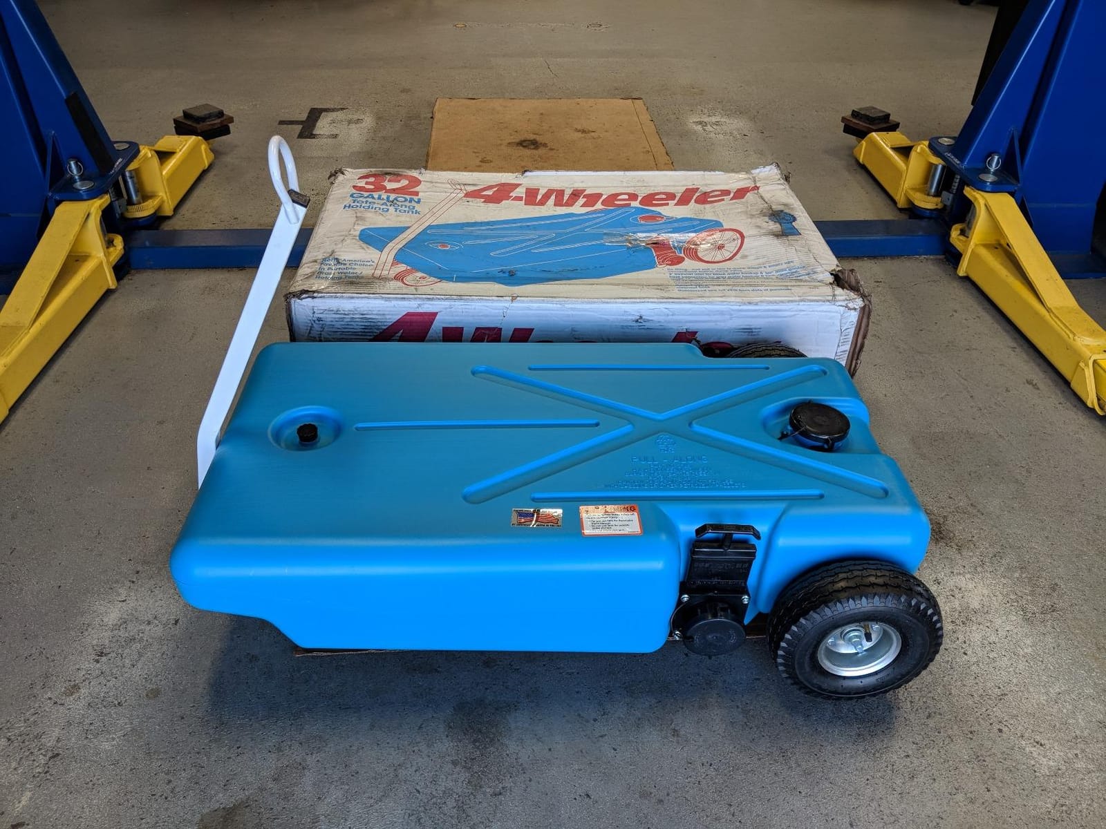 Barker 25895 4-Wheeler Tote-Along - 25 Gallon, Blue customer photo 2
