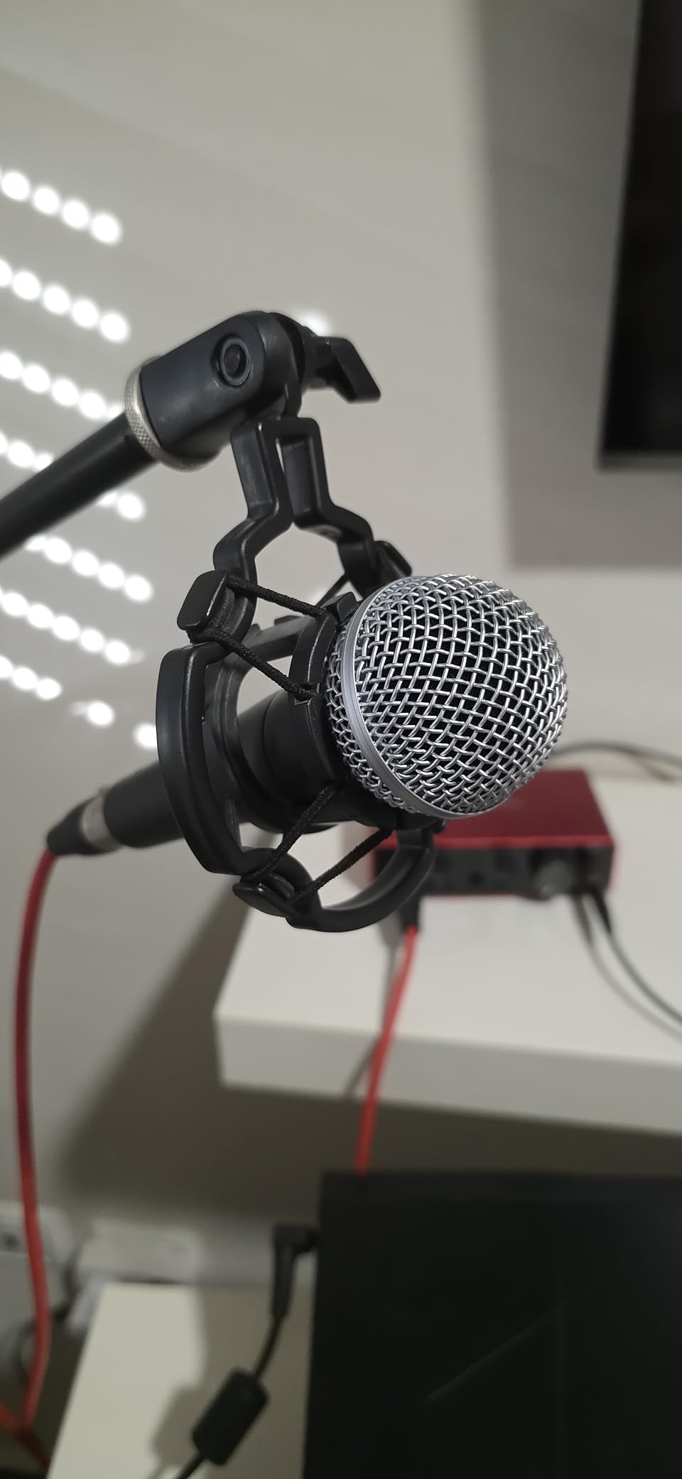 Shure SM58-LC Dynamic Vocal Microphone - Professional Handheld Cardioid XLR Mic for Singing, Live Performance, Studio Recording, Podcast & Broadcast, Black customer photo 1