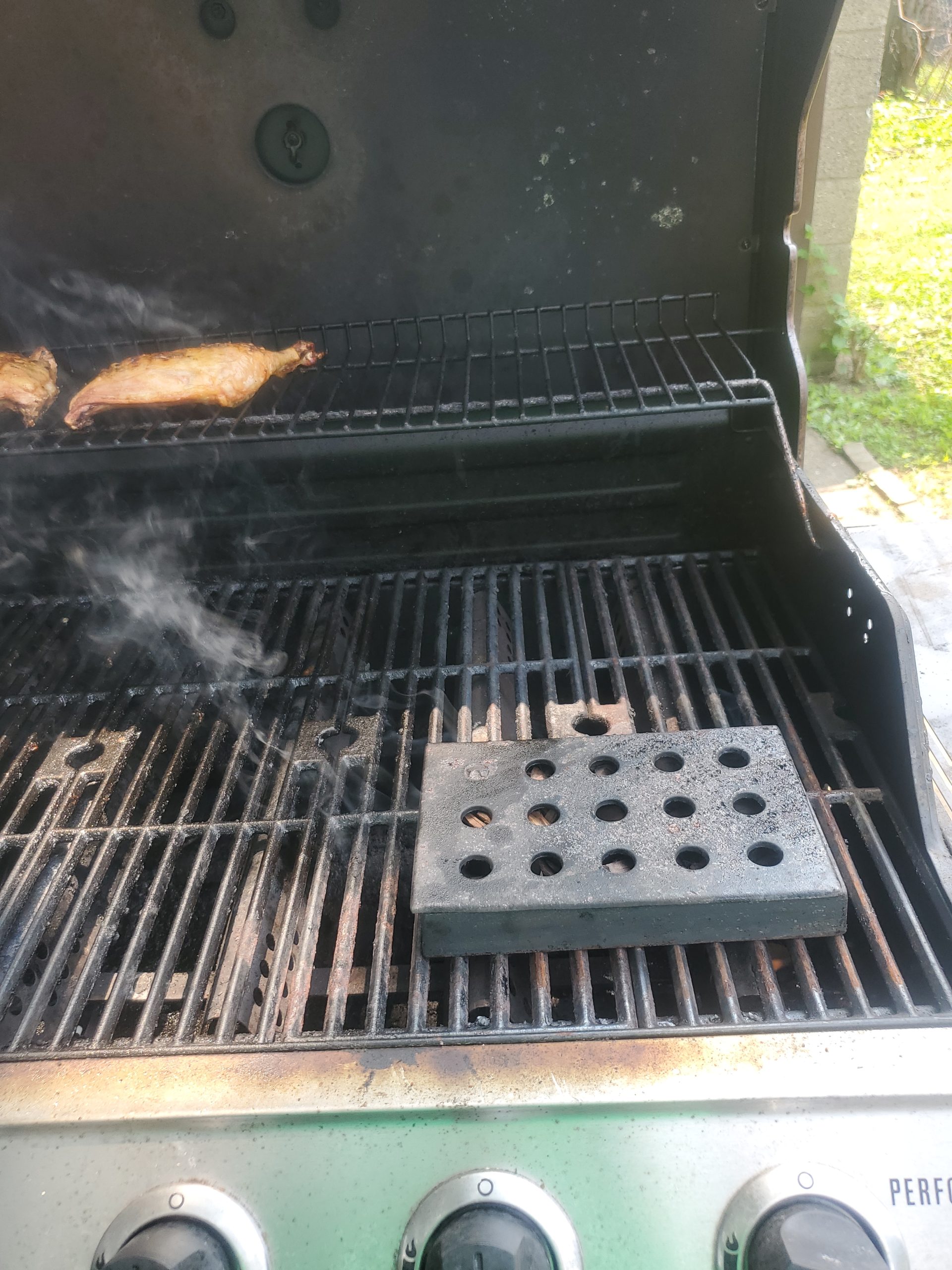 Outset Q177 Smoker Gas Grill, Wood Chip Smoking Box: Cast Iron | Achieve A Delicious Smokey Flavor On Your Gas Grill | Durable BBQ Cast Iron Smoker Box customer photo 1