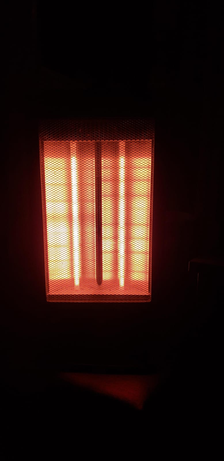 Comfort Zone Oscillating Portable Space Heater, Flat Panel, Halogen, Infrared, Electric, Adjustable Tilt, Overheat Sensor, Stay-Cool, & Tip-Over Switch, Ideal for Home, Bedroom, & Office, 800W, CZHTV9 customer photo 2