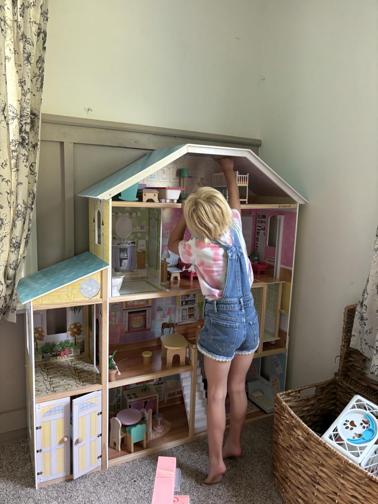 KidKraft Majestic Mansion Wooden Dollhouse with 34 Pieces, Working Elevator | 4 Feet Tall, Garage, 4 Floors, 8 Rooms, Attic Nursery, For Dolls Up to 12 Inches, Gift for Ages 3+ customer photo 1