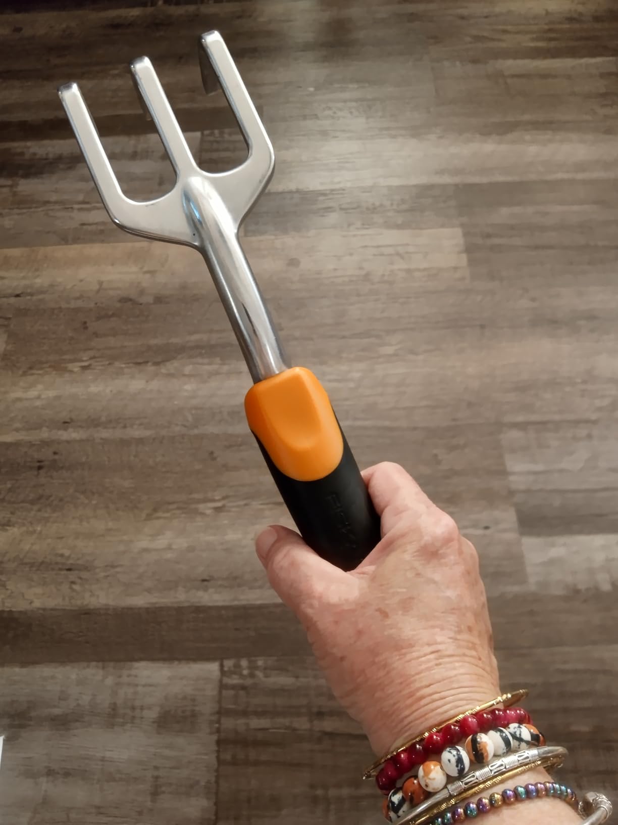 Fiskars Ergo Cultivator for Digging, Aerating Soil, and Weeding, Heavy Duty Garden Tool with Hanging Hole customer photo 1