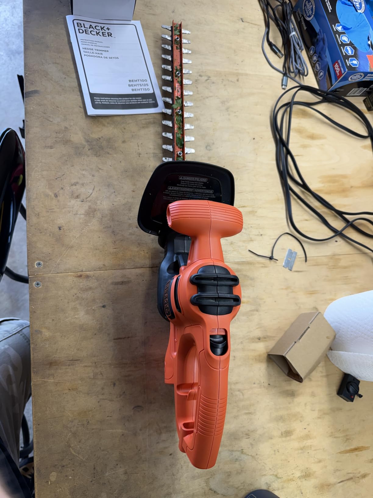 BLACK+DECKER Electric Hedge Trimmer, 17-Inch Corded 3.2 Amp, Dual Action, Reduced Vibration, Cleaner Cut, Lightweight, 3800 Cuts per Min (BEHT150) customer photo 2