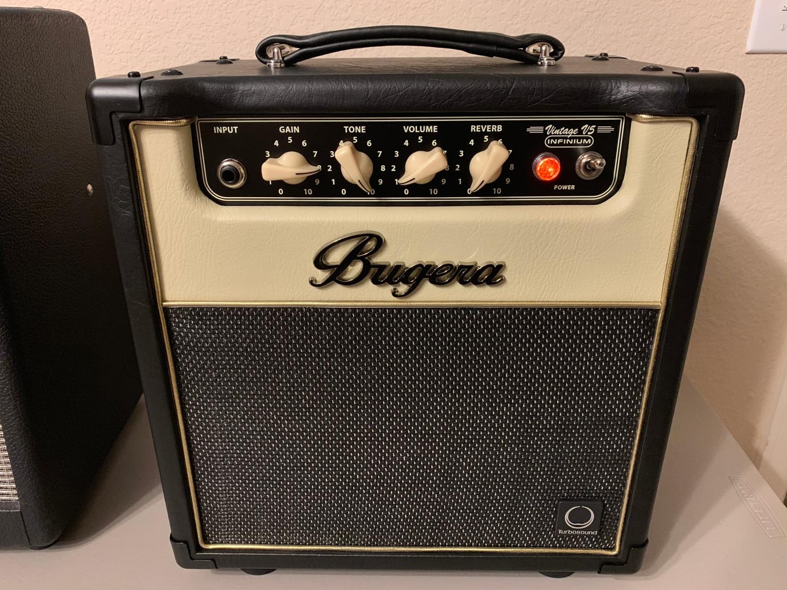 Bugera V5 INFINIUM 5-Watt Class-A Tube Amplifier Combo with INFINIUM Tube Life Multiplier, Original Turbosound Speaker, Reverb and Power Attenuator customer photo 2