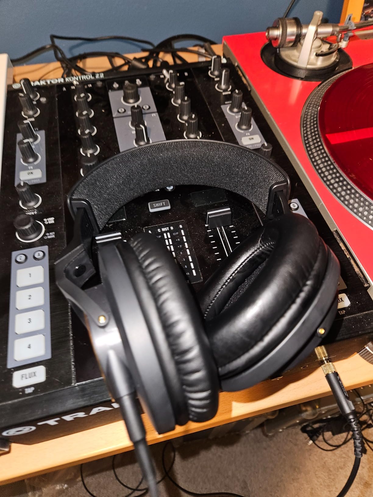 Shure SRH840A Over-Ear Wired Studio Monitoring Headphones | Closed-back headphones with tailored frequency response and detailed sound for critical listening and monitoring customer photo 1