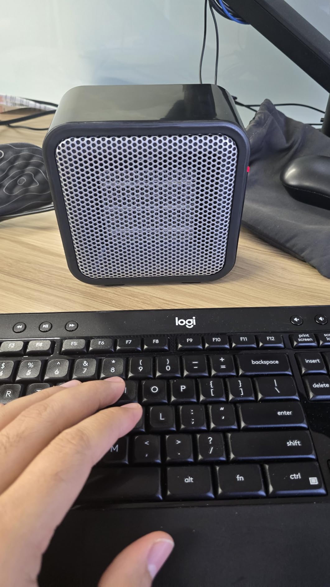 Amazon Basics Ceramic Portable Mini Space Heater for Office Desk, Indoor Use, Fast Heating, Energy Efficient, 500W, With Tip-Over Protection, Lightweight 1.4 lbs, Black customer photo 1