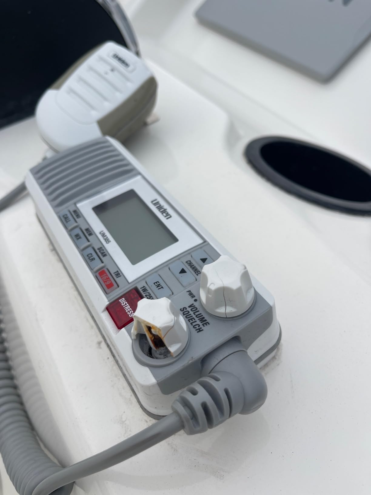 Uniden UM385BK 25 Watt Fixed Mount Marine VHF Radio, Waterproof, Noaa Weather Alert, All USA/Intl/Canadian Marine Channels customer photo 1