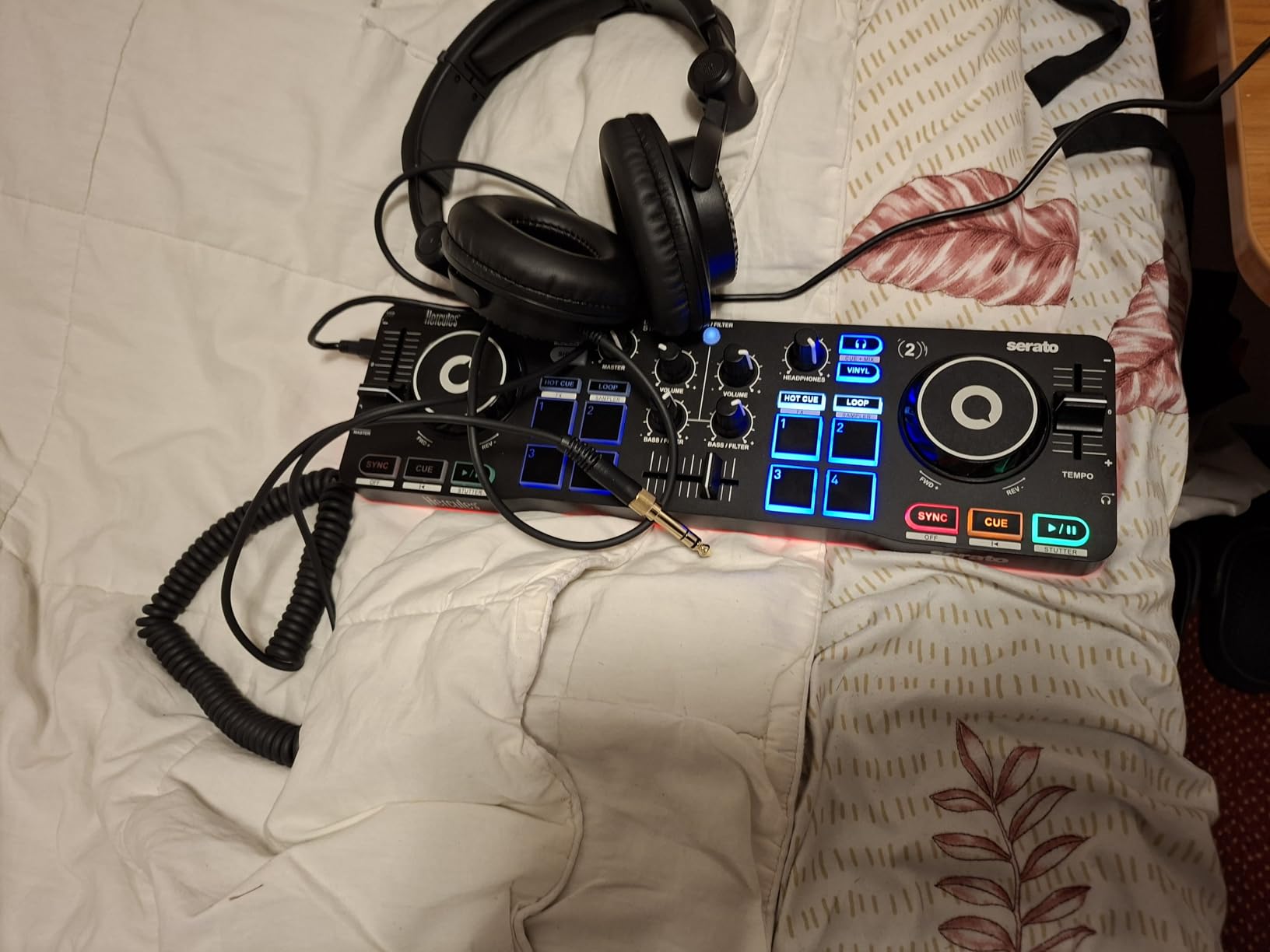 Hercules DJControl Starlight | Pocket USB DJ Controller with Serato DJ Lite, Touch-Sensitive Jog Wheels, Built-in Sound Card and Built-in Light Show customer photo 1