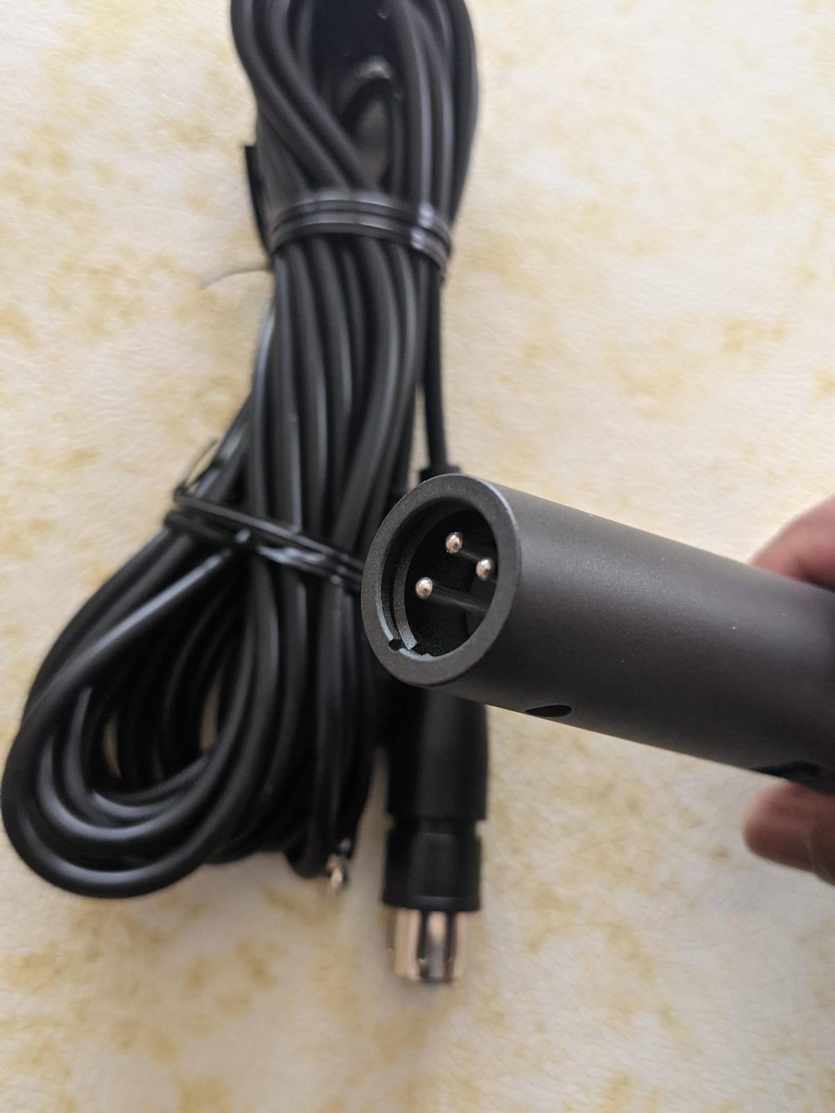 Amazon Basics Dynamic Vocal Microphone with Cable for Podcasting, Recording, Broadcasting, Live Performance, Karaoke, Cardioid Pattern customer photo 2