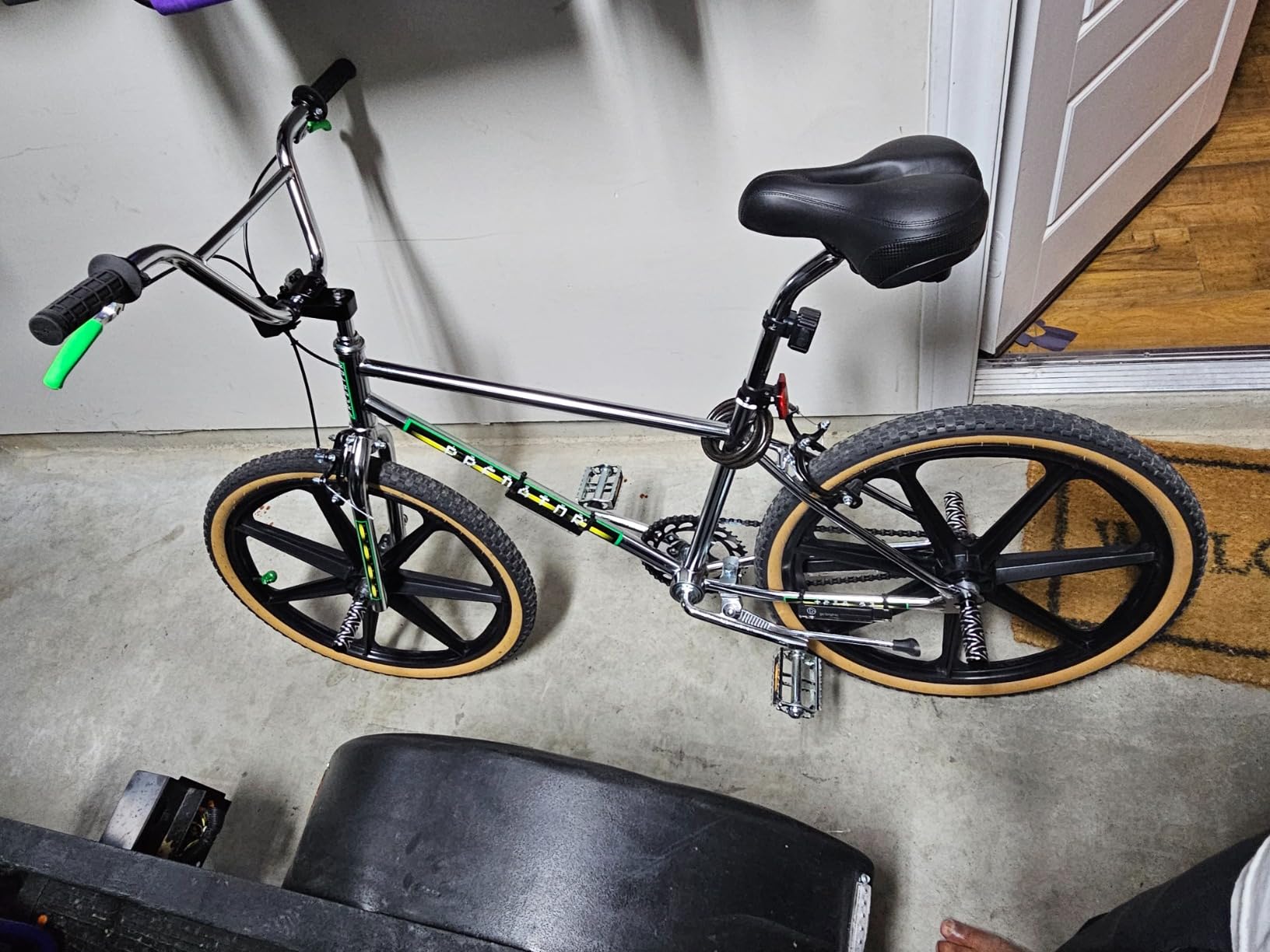 Schwinn Sting Pro and Predator Team BMX Bike for Kids/Youth, Retro Design, Single-Speed, Hi-Ten Steel Frame, 20 or 24-Inch Wheels, Multiple Colors customer photo 1