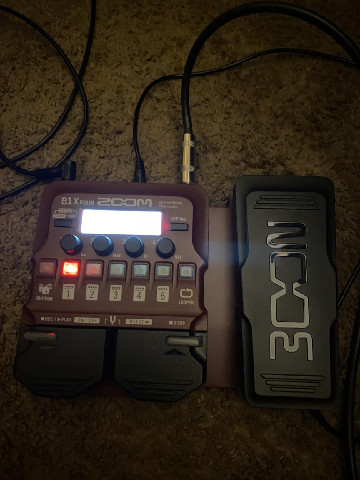 Zoom B1X Four Bass Multi-Effects Processor with Expression Pedal, 70+ Built-in Effects, Amp Modeling, Looper, Rhythm Section, Tuner, Battery Powered customer photo 1