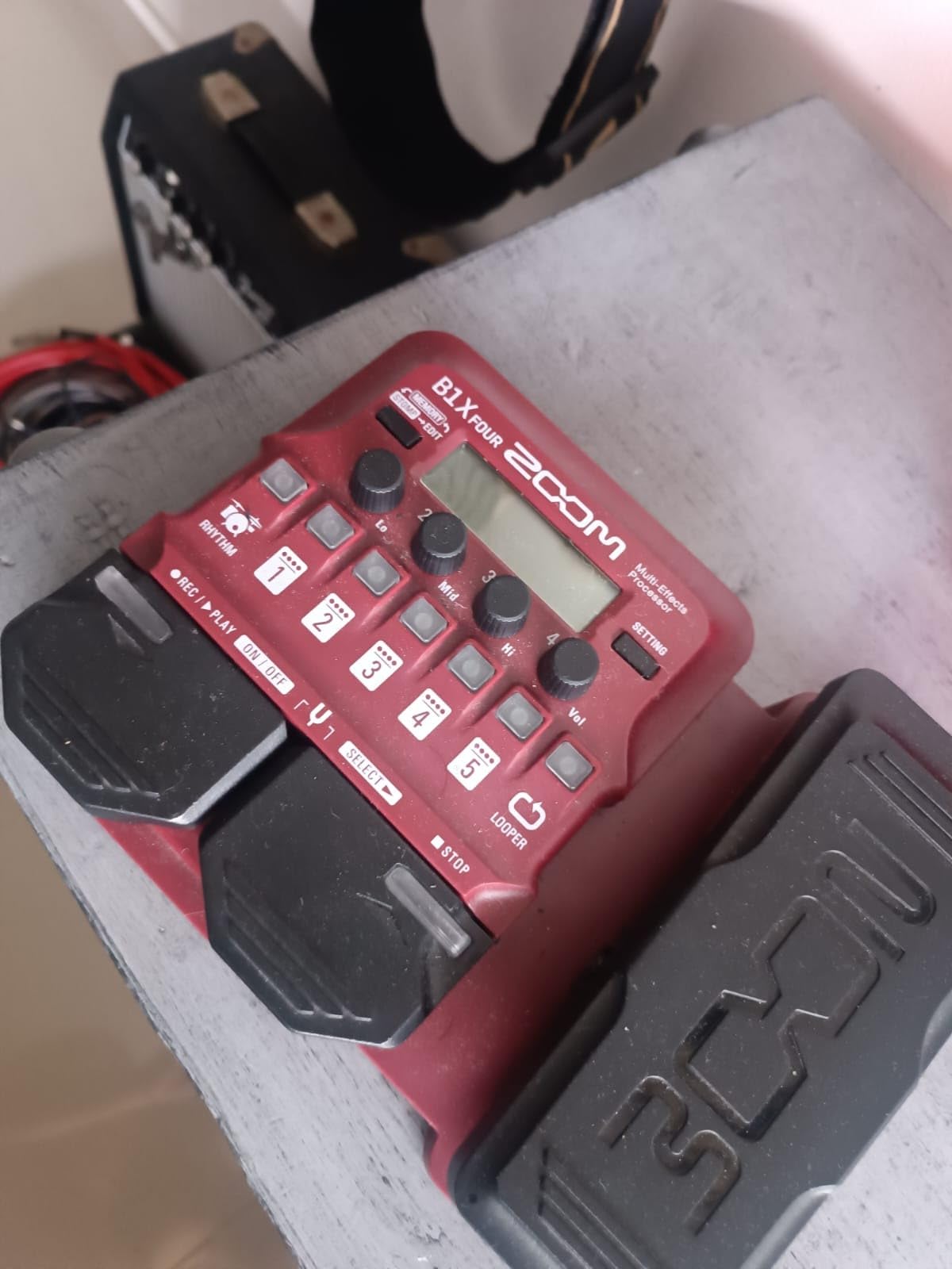 Zoom B1X Four Bass Multi-Effects Processor with Expression Pedal, 70+ Built-in Effects, Amp Modeling, Looper, Rhythm Section, Tuner, Battery Powered customer photo 2