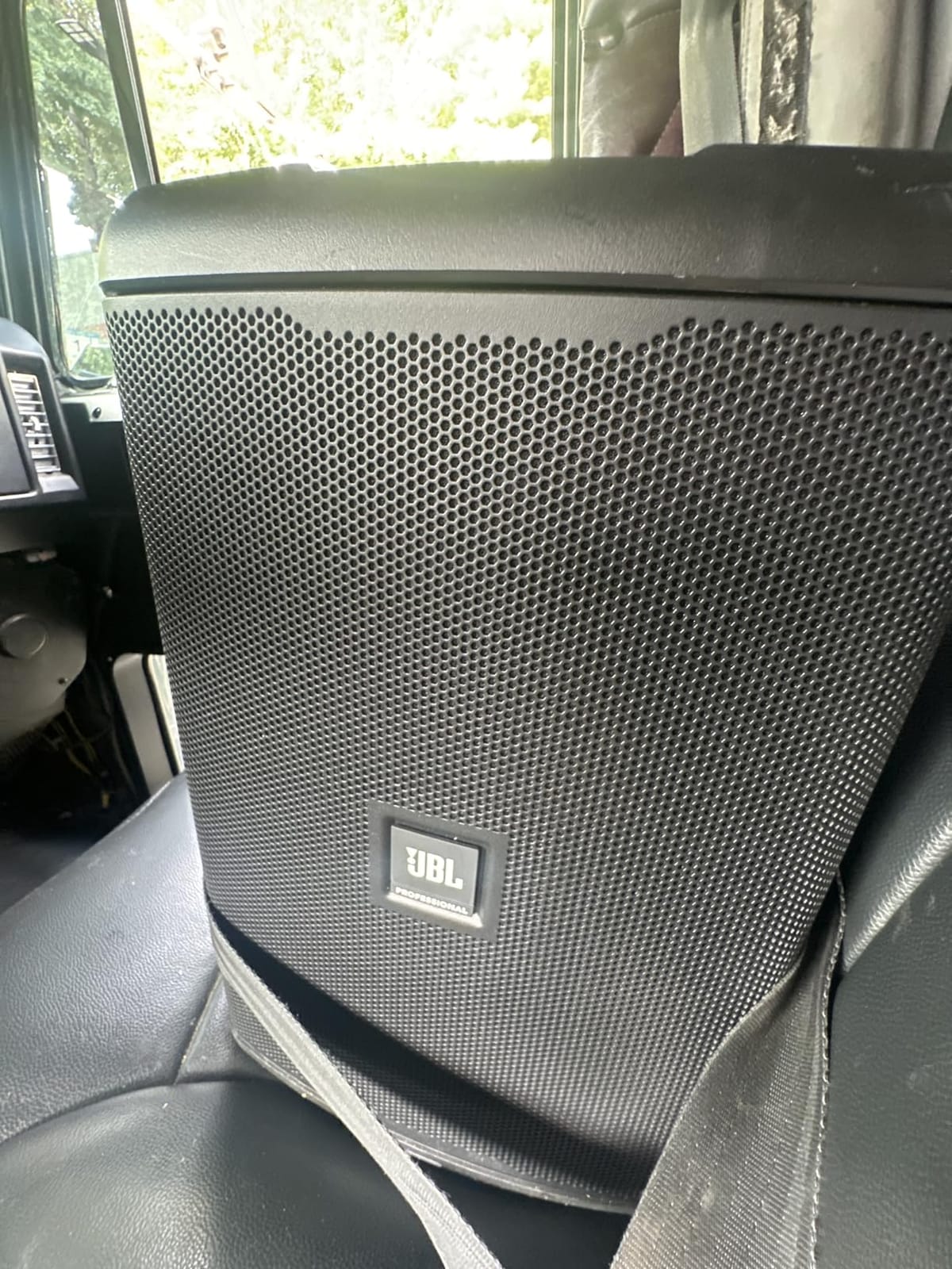 JBL Professional EON ONE Compact Ultra-Portable Battery Powered Wireless PA Speaker System with Bluetooth, 4-Channel Mixer, Lexicon Effects customer photo 2