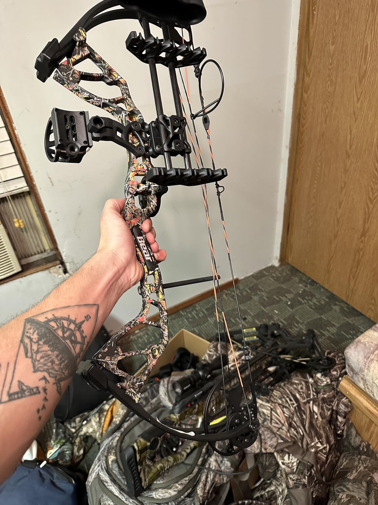 Bear Archery Royale Ready to Hunt Compound Bow Archery Set with Archery Accessories for Adults and Youths, 12-27