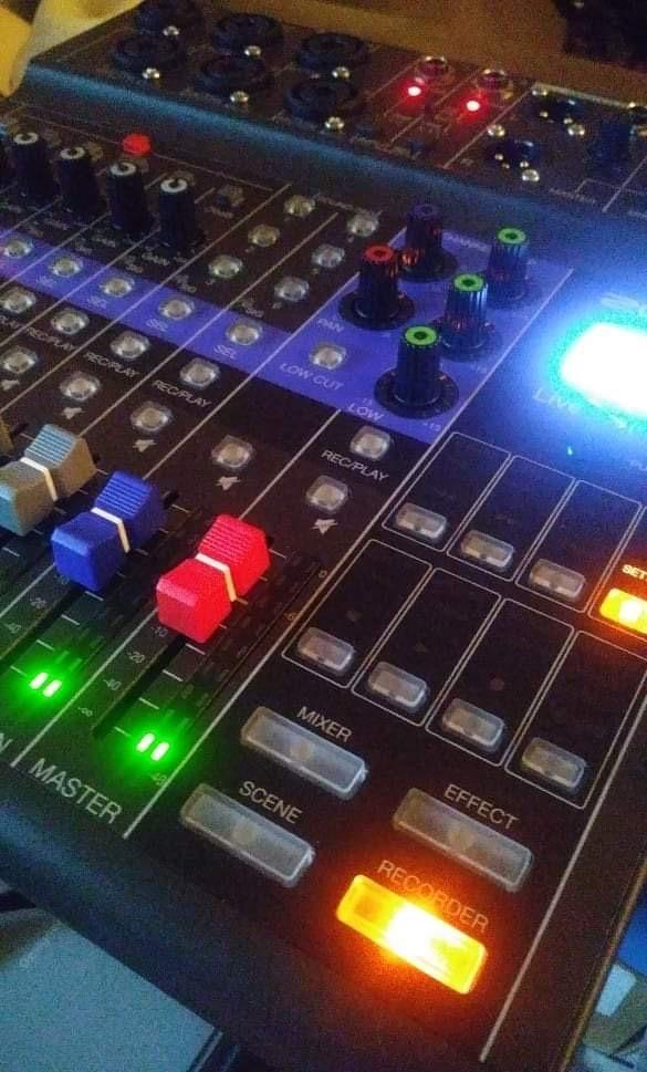 Zoom LiveTrak L-8 Battery Powered Mixer/Recorder for Musicians & Podcasters - 8-channel digital mixer with 12-in/4-out USB interface customer photo 1