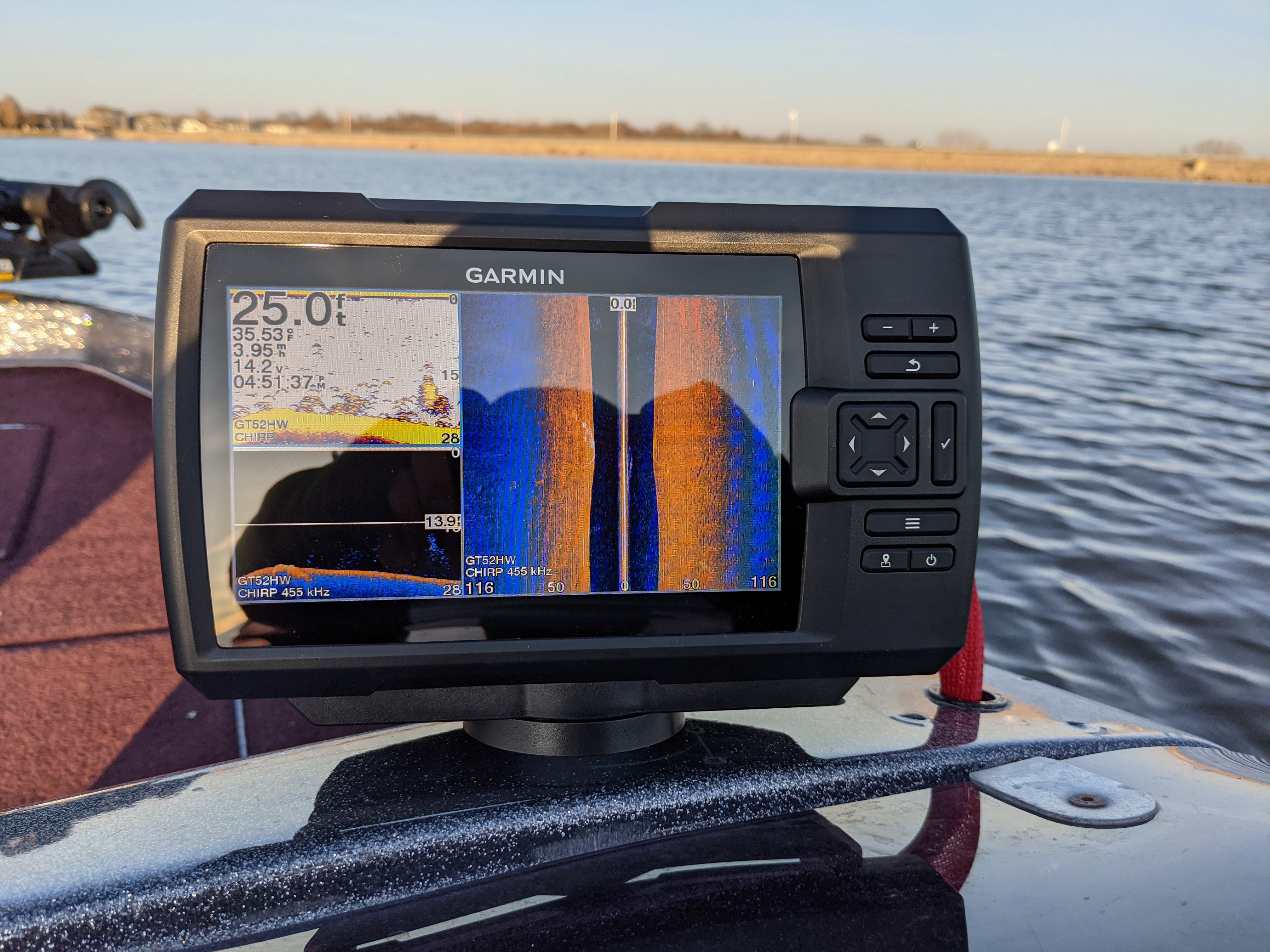 Garmin Striker Vivid 7sv, Easy-to-Use 7-inch Color Fishfinder and Sonar Transducer, Vivid Scanning Sonar Color Palettes (010-02553-00) customer photo 1