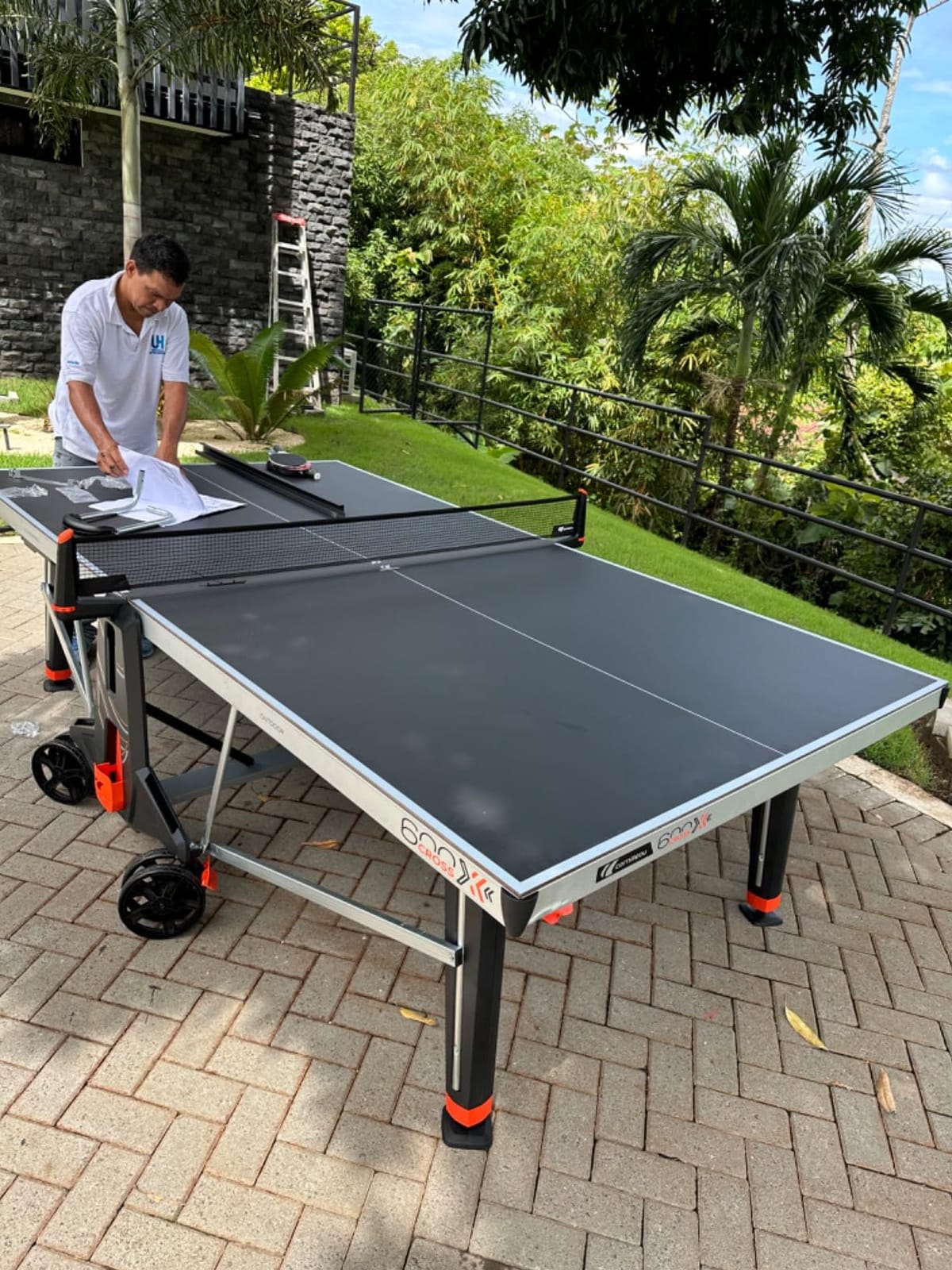 CORNILLEAU - 600X Outdoor Table Tennis Table - Folding & Compact - Weather and Shockproof - 7mm Laminate Top customer photo 1