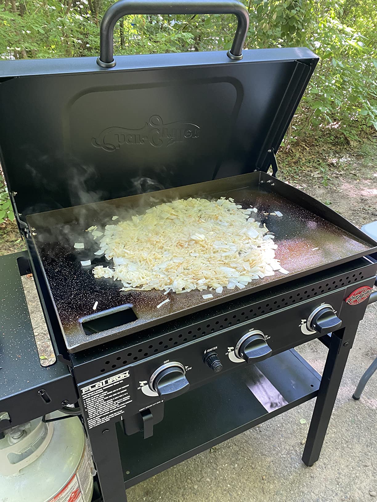 Char-Griller Flat Iron 3-Burner Propane Gas Flat-Top Griddle with Steel Griddle Top, Hinged Lid and Wind Guards, 520 Cooking Square Inches customer photo 2