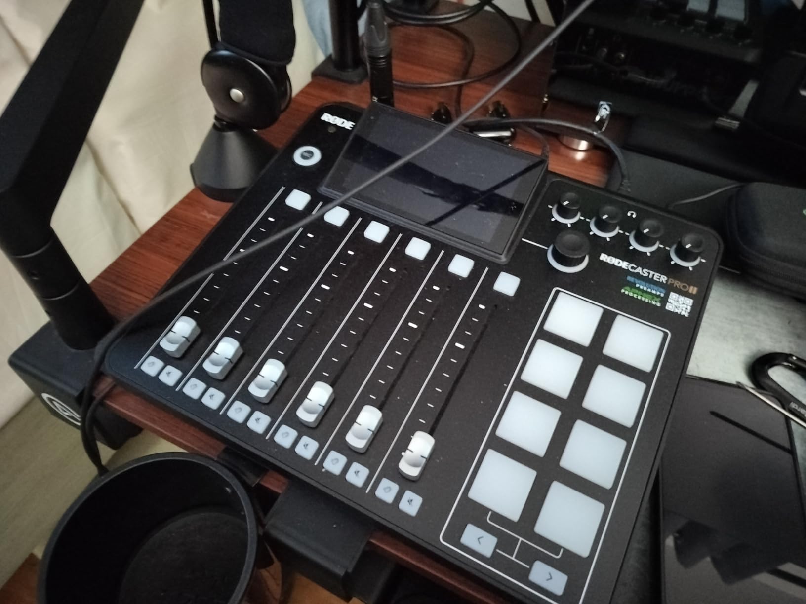 RØDE RØDECaster Pro II All-in-One Production Solution for Podcasting, Streaming, Music Production and Content Creation customer photo 2