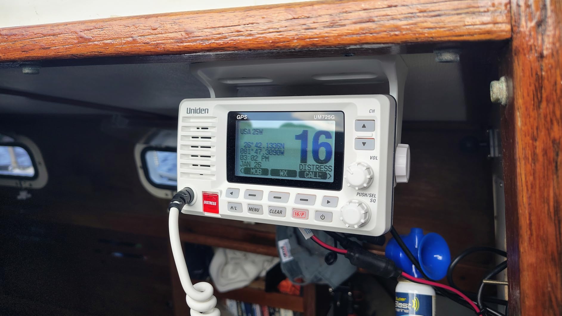 Uniden UM725G Marine VHF Radio, All USA, Canada, and Intl. Marine Channels, 1Watt/25Watt Transmit Power, Largest LCD Screen in Class, NOAA Weather Channels w/Alerts, Speaker Mic, GPS Built-in. customer photo 1