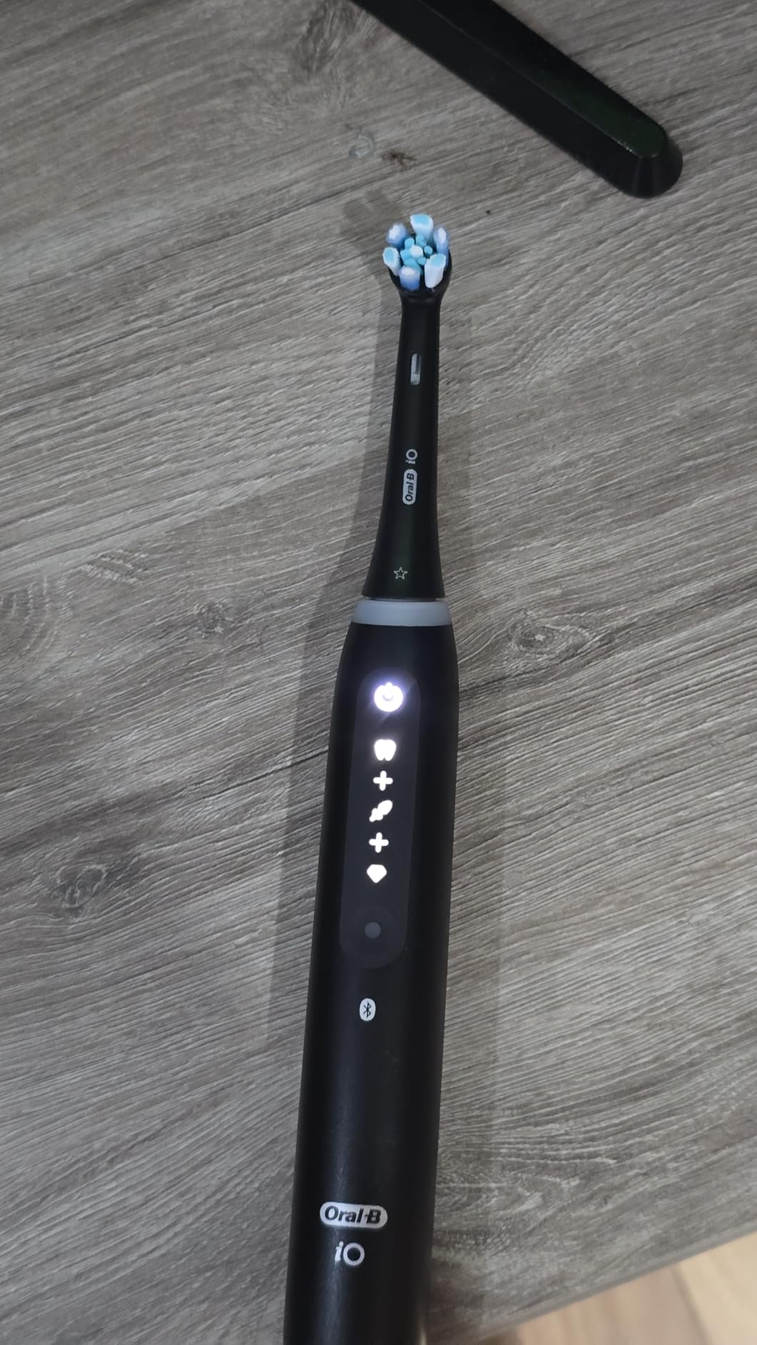 Oral-B Rechargeable Electric Toothbrush, iO5 Customizable Clean, 5 Cleaning Modes, Visual Pressure Sensor to Protect Gums, Travel Case, Black customer photo 1