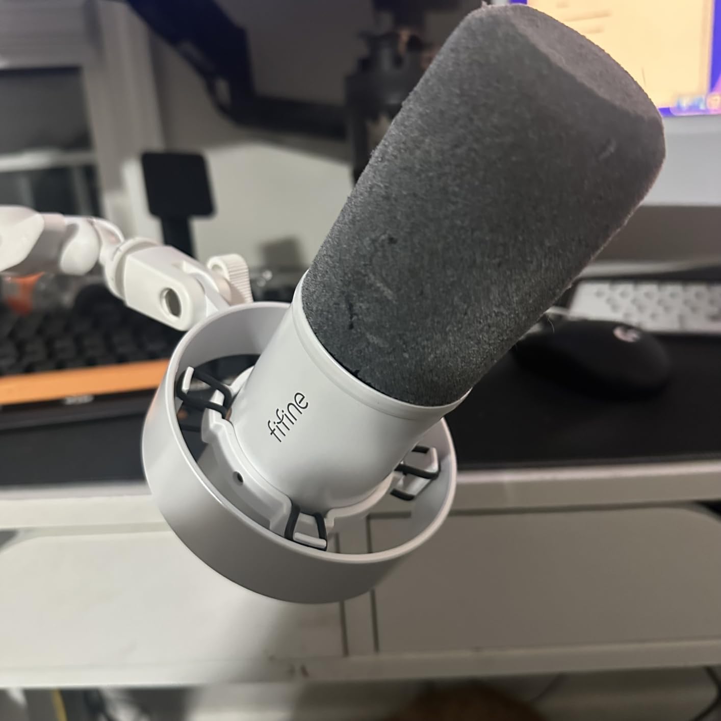 FIFINE Dynamic Microphone, XLR/USB Podcast Recording PC Microphone for Vocal Voice-Over Streaming, Studio Metal Mic with Mute, Headphone Jack, Monitoring Volume Control, Windscreen-Amplitank K688 customer photo 2