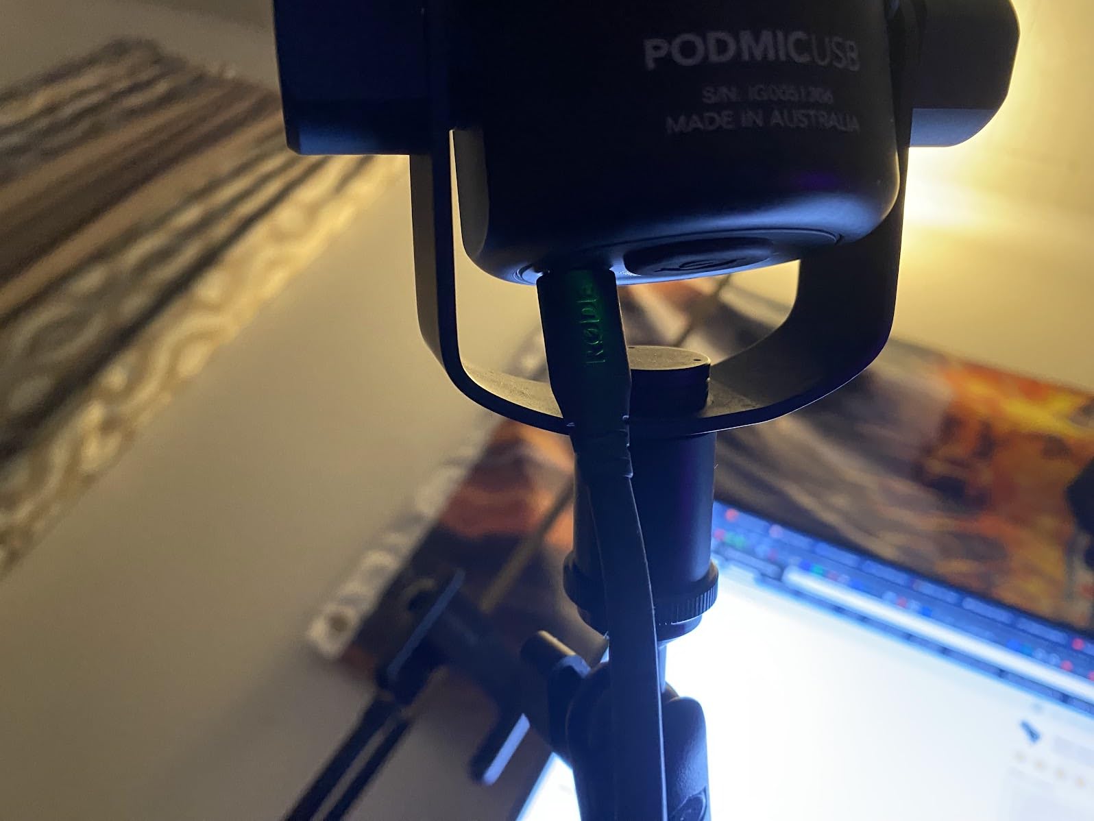 RØDE PodMic USB Versatile Dynamic Broadcast Microphone With XLR and USB Connectivity for Podcasting, Streaming, Gaming, Music-Making and Content Creation (Black) customer photo 2