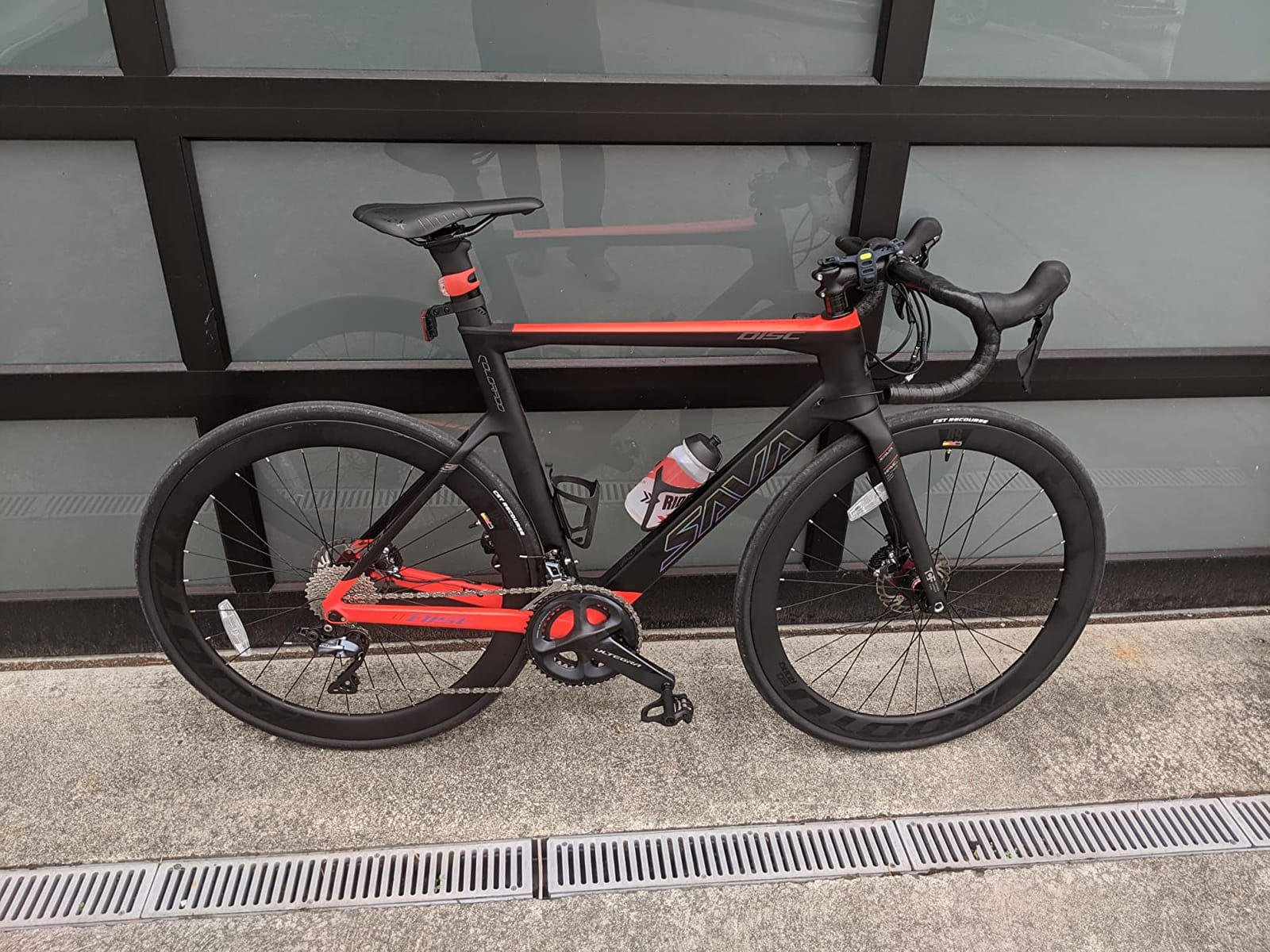SAVADECK Carbon Disc Road Bike, Integrated Design Racing Bicycle Carbon Frame Carbon Fork with Shimano SORA R3000 Derailleur System 18 Speed Disc Brake Road Bike for Men or Women. customer photo 2