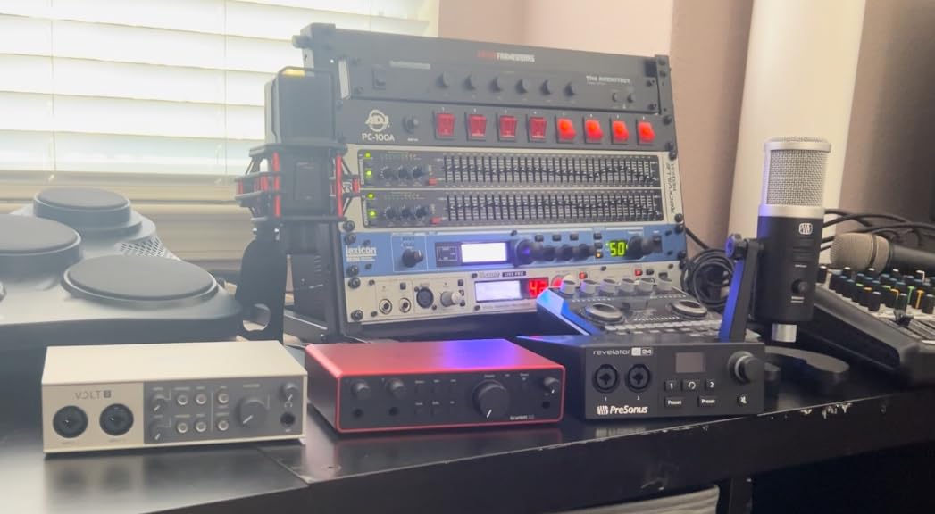 Focusrite Scarlett 2i2 4th Gen USB Audio Interface for Recording, Songwriting, Streaming and Podcasting | 2 Mic Preamps, 2 Hi-Z Instrument Inputs, 24-Bit/192kHz, 120dB Dynamic Range, Auto Gain customer photo 2