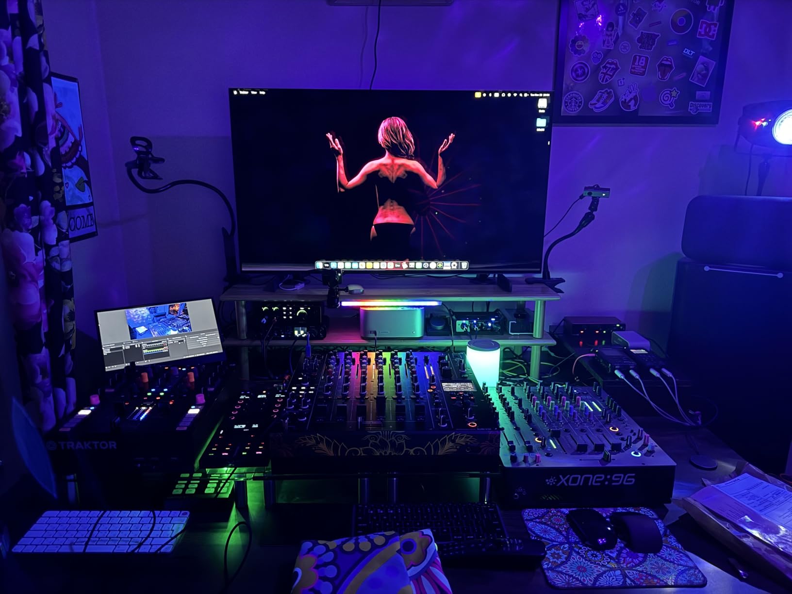 Zoom R4 Multi-Track Recorder for Musicians with 2 XLR/TRS Combo Inputs, 32-Bit Float, Stereo Bouncing Built-In Microphone, Effects, Rhythms, Battery Powered, USB Audio Interface | Portable 4-Track Recorder, 32-Bit Float Wav, 2 Xlr and Trs Combo Inputs, Built-in Mono Mic, USB-C Interface, Battery customer photo 1