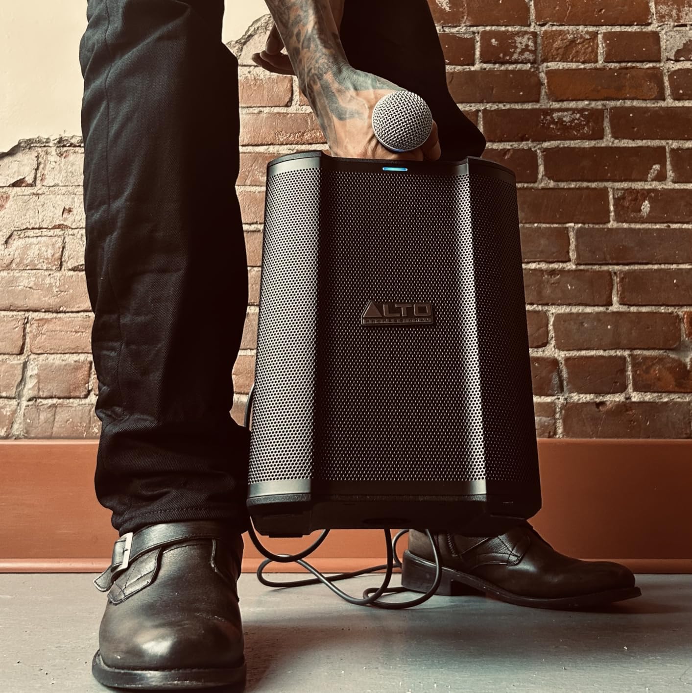 ALTO Busker 200W Portable PA Speaker System with Rechargeable Battery, Bluetooth, 3-Channel Mixer, Alesis FX, App Control, USB Charging customer photo 1