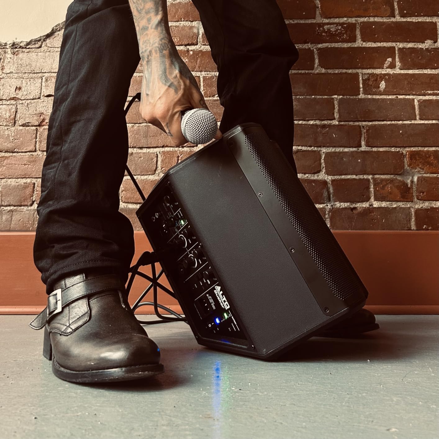 ALTO Busker 200W Portable PA Speaker System with Rechargeable Battery, Bluetooth, 3-Channel Mixer, Alesis FX, App Control, USB Charging customer photo 2