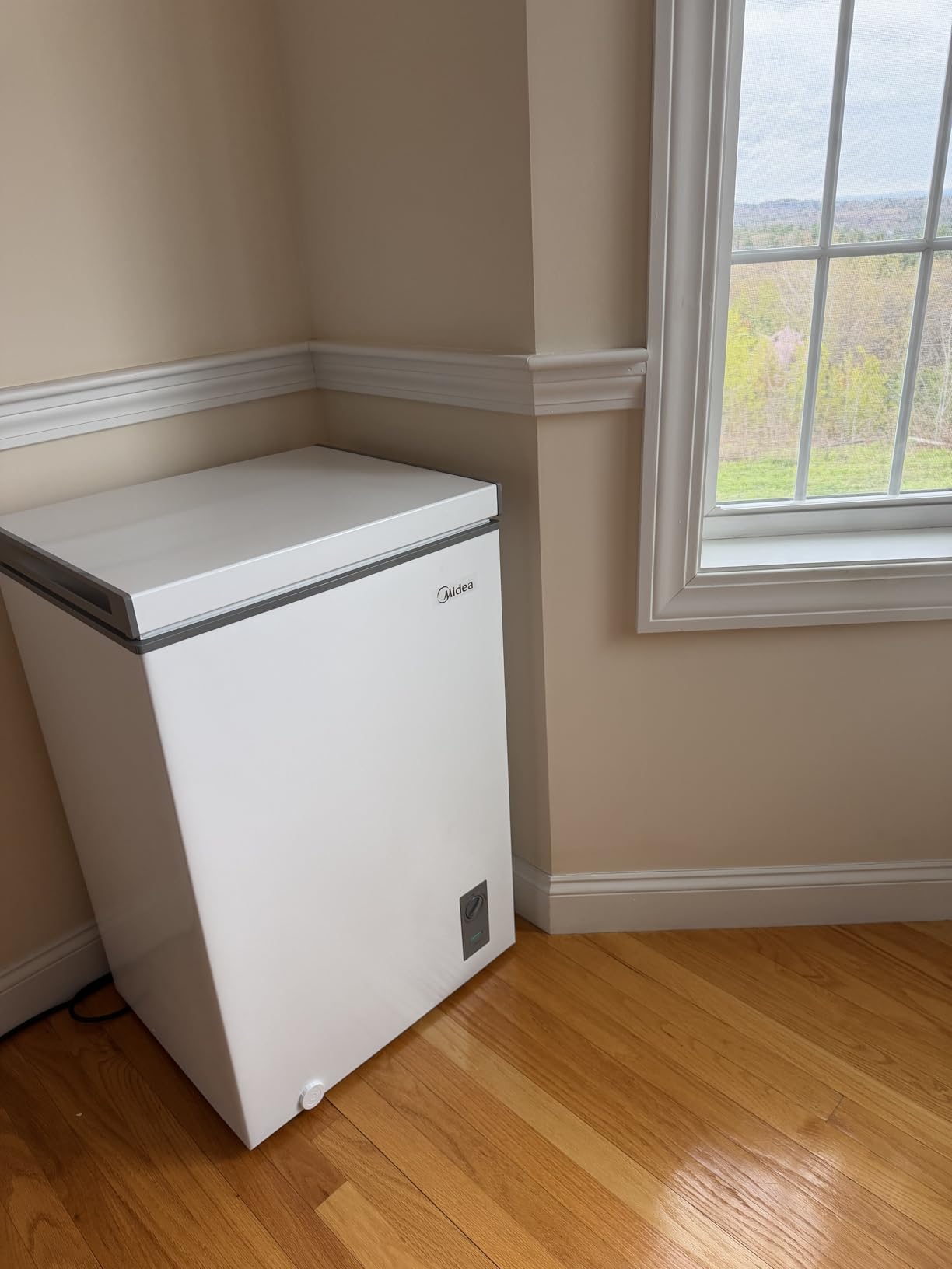 Midea MERC04C4BAWW Chest Freezer, 3.5 Cubic Feet Freezer With Removable Basket, Interior LED Light, Adjustable Temperature, For Kitchen Apartment Office, White customer photo 2