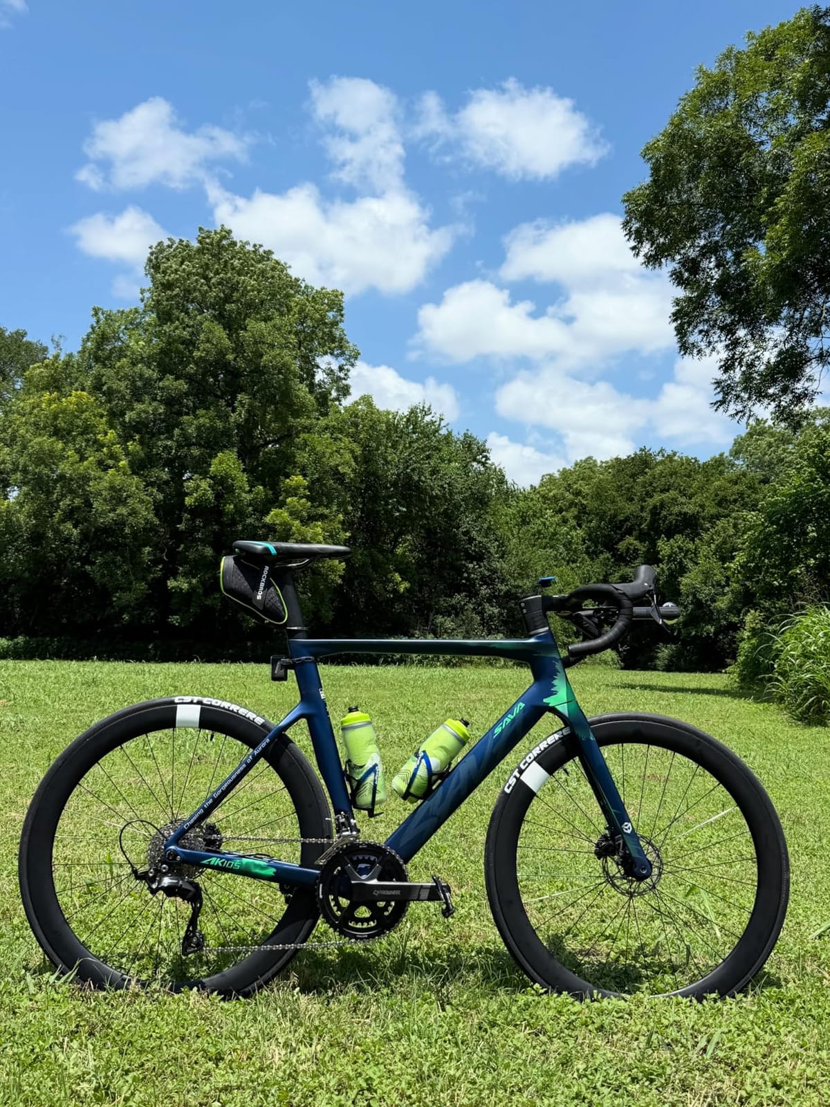 SAVADECK Carbon Fiber Road Bike, Hydraulic Oil Disc Bike with Carbon Fiber Frame and Wheelset, Lightweight Full Carbon Racing Bicycle with Shimano R7120 24S Shift Set for Adults customer photo 1