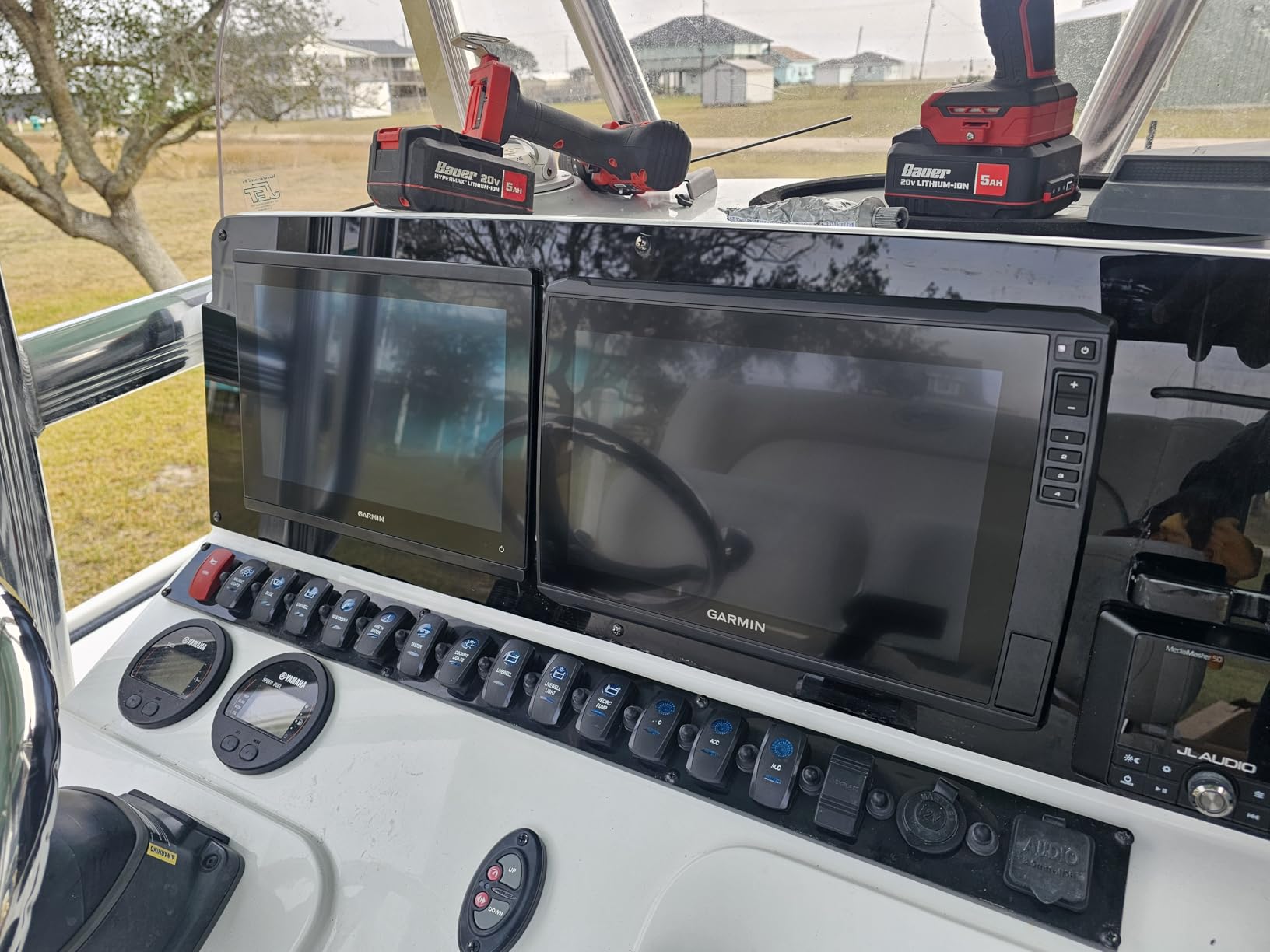 Garmin ECHOMAP Ultra 2 12-Inch 126sv Chartplotter with Garmin Navionics+ Mapping, LiveScope Live-Scanning Sonar Ready customer photo 2