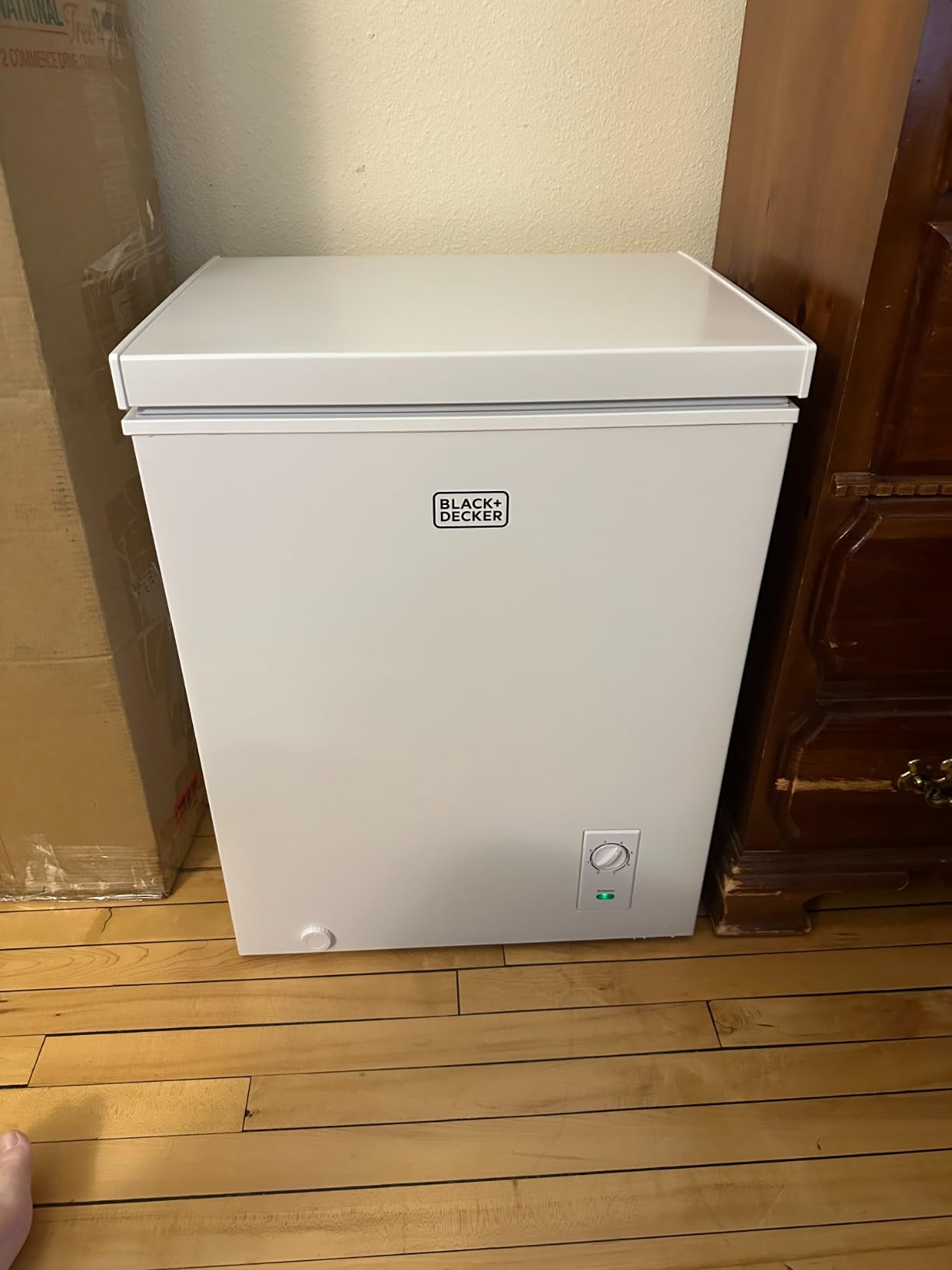 BLACK+DECKER 10 Cu. Ft. Chest Freezer, Deep Freezer with Top Opening, Freezer Chest with Removable Storage Basket, Mechanical Temperature Control, Manual Defrost, R600a Refrigerant, BCF1000E, White customer photo 1