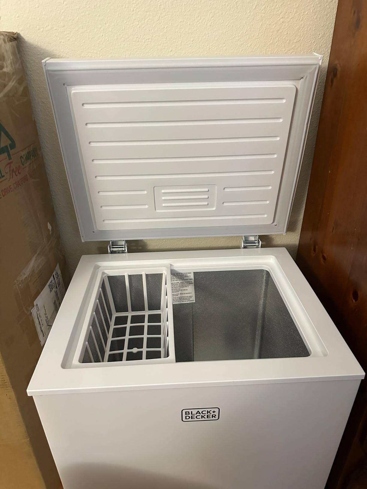 BLACK+DECKER 2.0 Cu. Ft. Compact Chest Freezer, BCFK206, White | Deep Freezer Holds Up To 70 Lbs. of Frozen Food, Removable Storage Basket, Mechanical Temperature Control, Manual Defrost customer photo 2